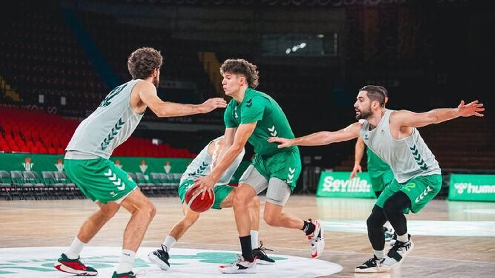 Joaquín Rodríguez posa en el Benito Villamarín el día de su llegada.