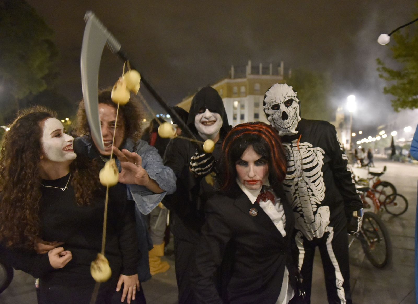 Unos jóvenes celebrando la noche de Halloween en Sevilla.