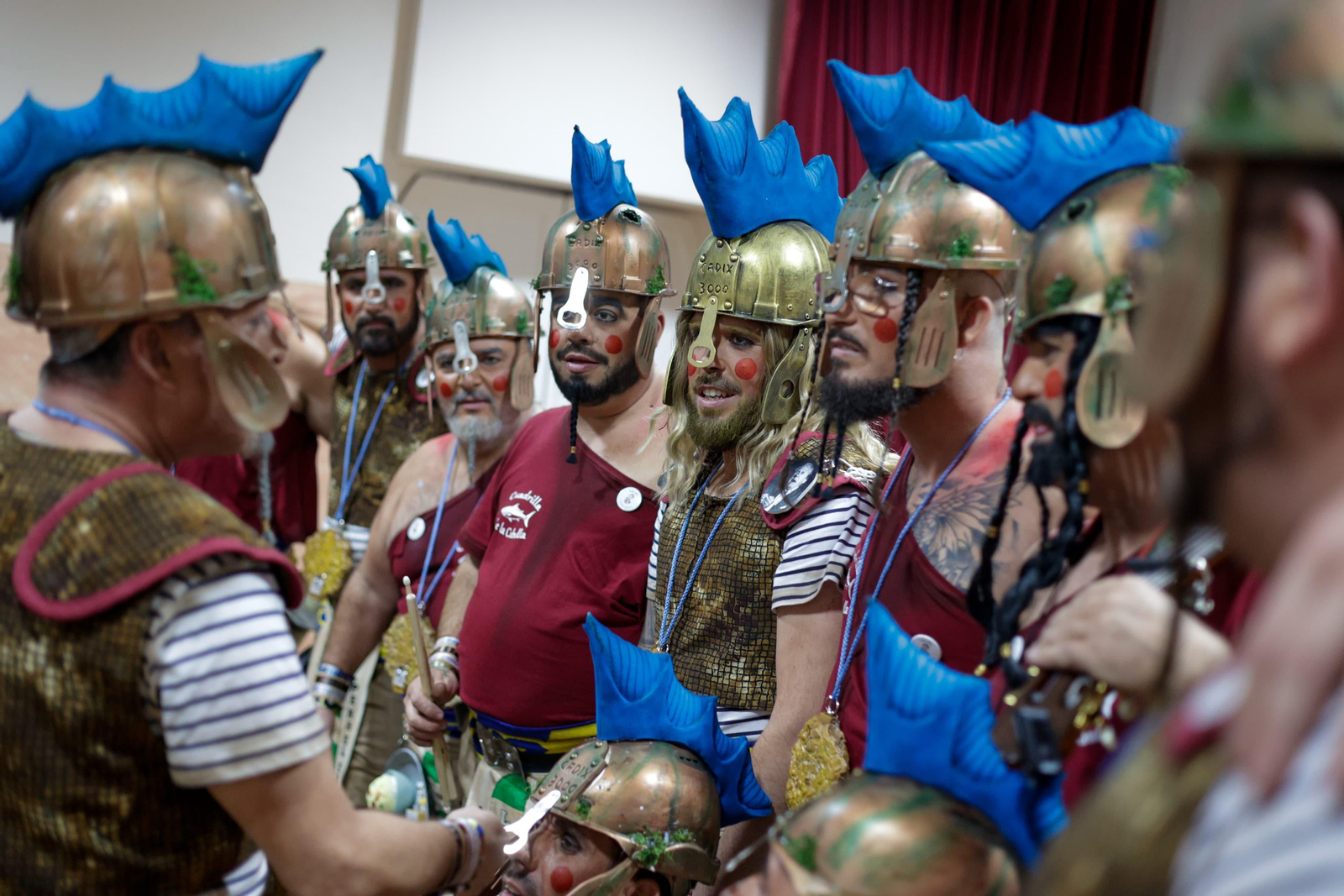 Carlos Pérez en el centro de su chirigota en camerinos.