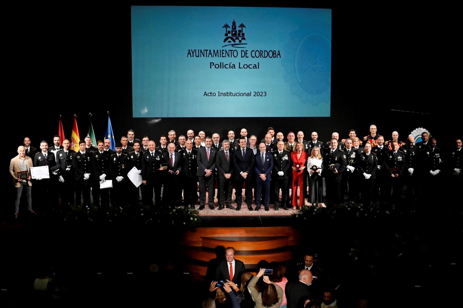 Foto de familia del acto institucional de la Policía Local de Córdoba.