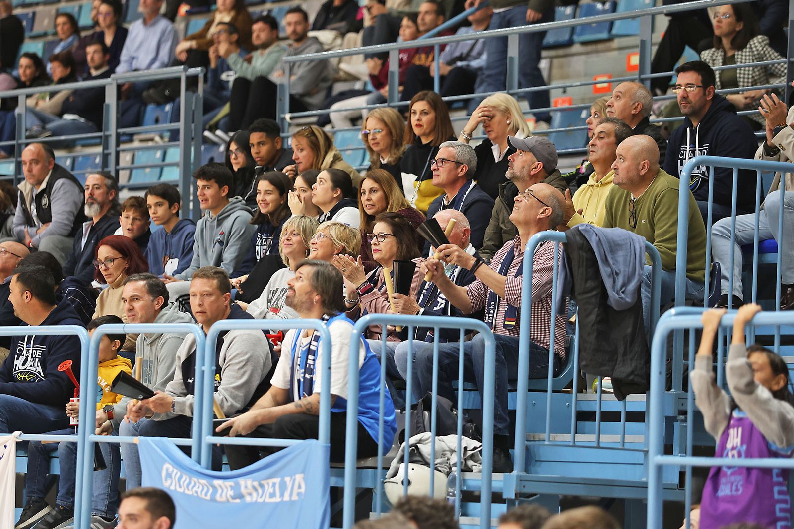Imágenes del encuentro de baloncesto entre el Ciudad de Huelva y el Damex UDEA Algeciras
