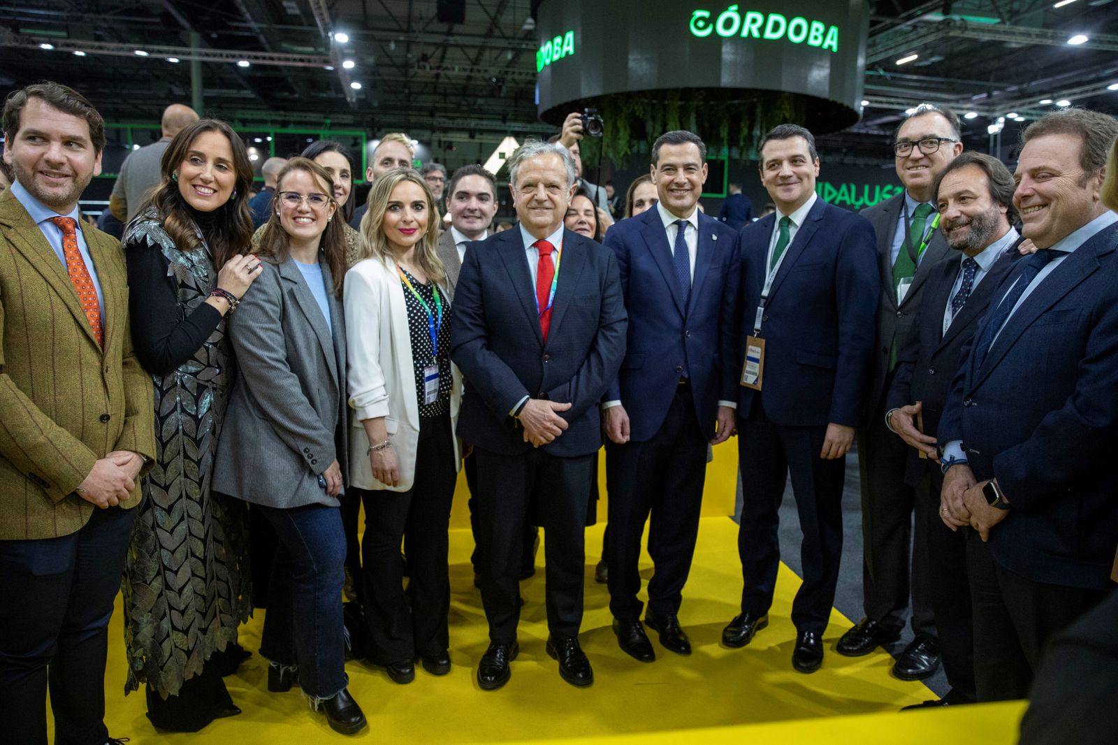 El presidente de la Junta, Juanma Moreno, con la delegación de Córdoba en Fitur.