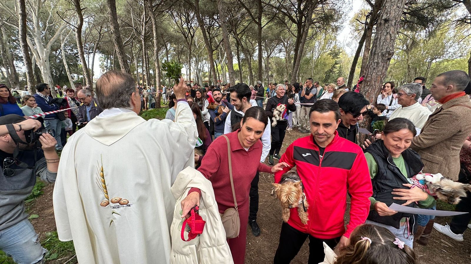 El momento del acto de bendición de las mascotas.
