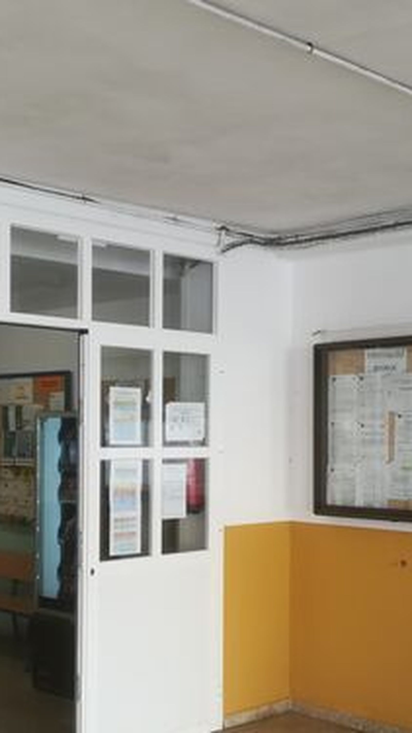 Puerta de acceso a la Escuela Oficial de Idiomas que ahora se plantea trasladar a lo que hasta ahora es el colegio Adolfo de Castro