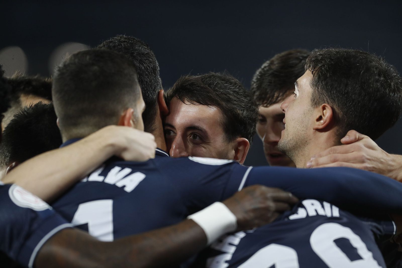Los jugadores de la Real Sociedad celebran uno de los goles.