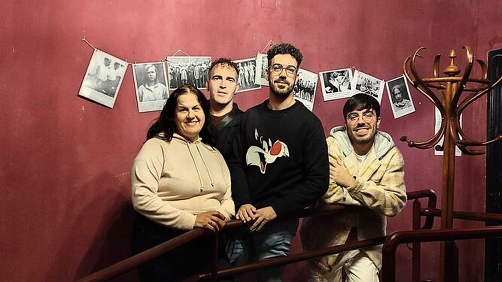 La exposición ha sido instalada en El Puerto por la asociación Libres LGTBI.