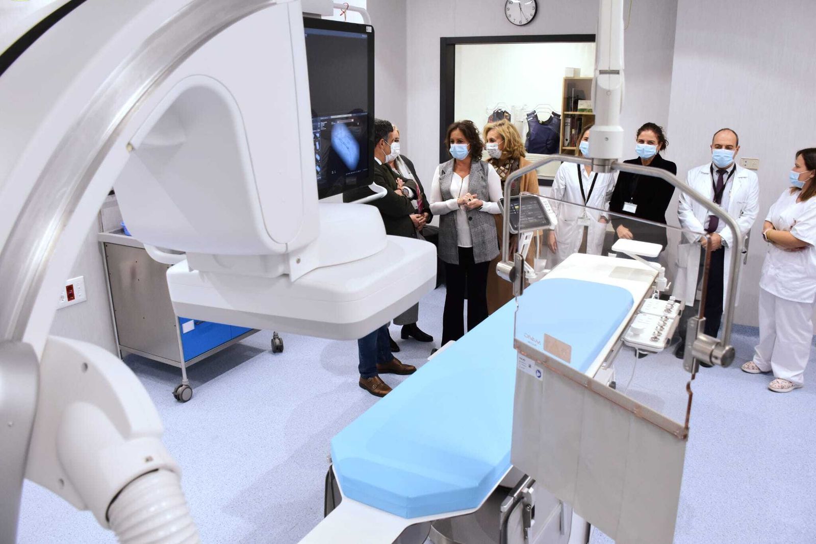 La consejera, Catalina García, visita la nueva tecnología adquirida.