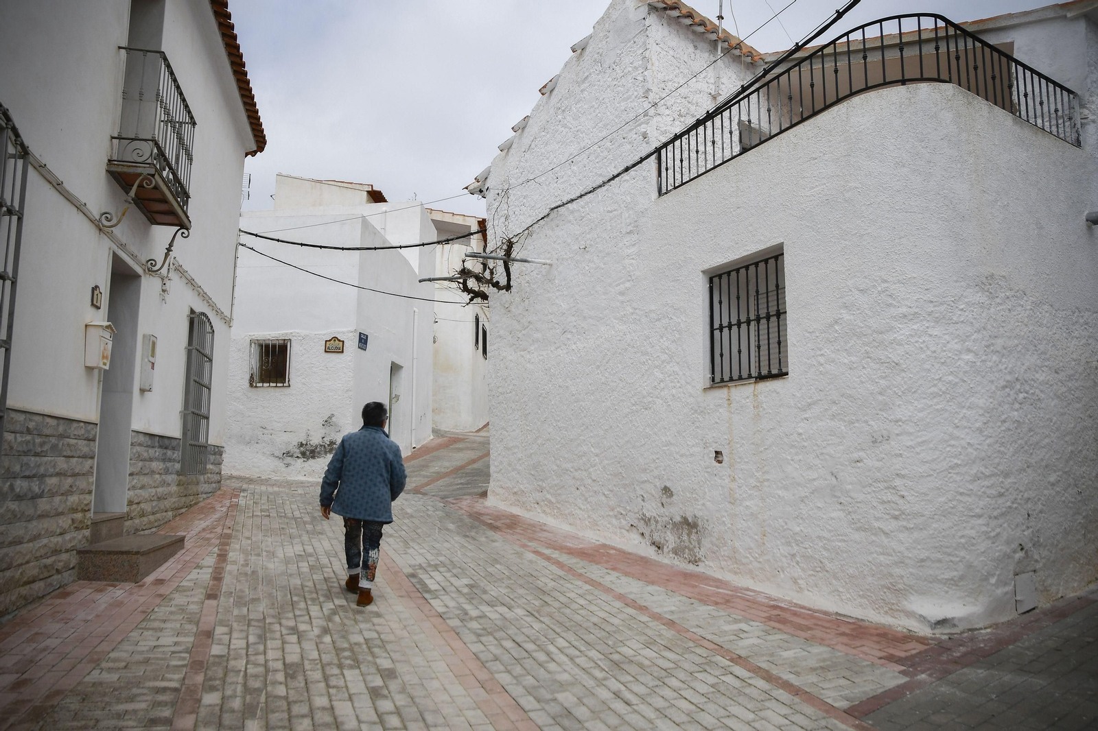 Una vecina pasea por las calles de Benitagla.