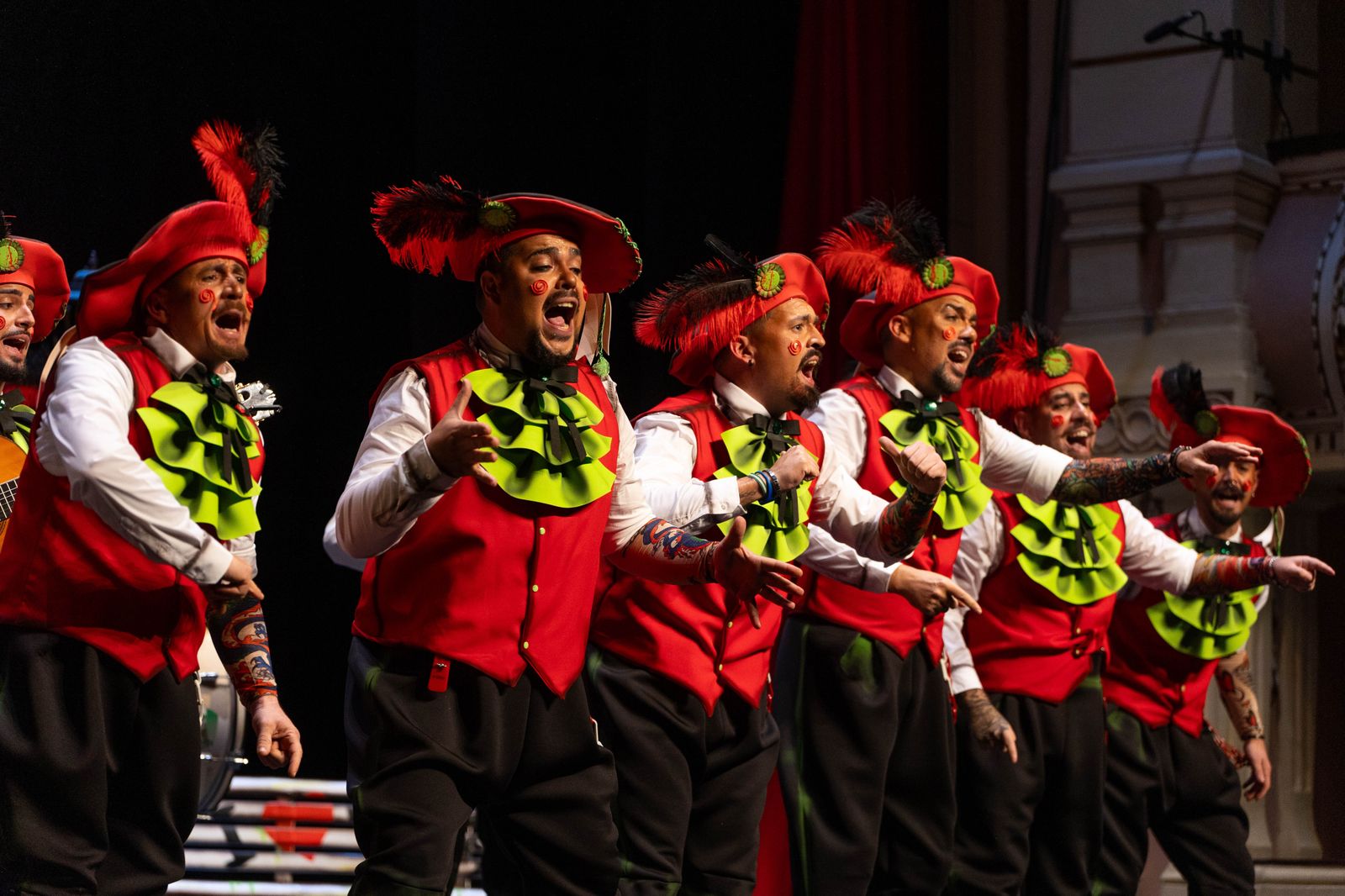 Imágenes de la actuación de la murga de Huelva "Los Lope de Pega" en el Carnaval Colombino