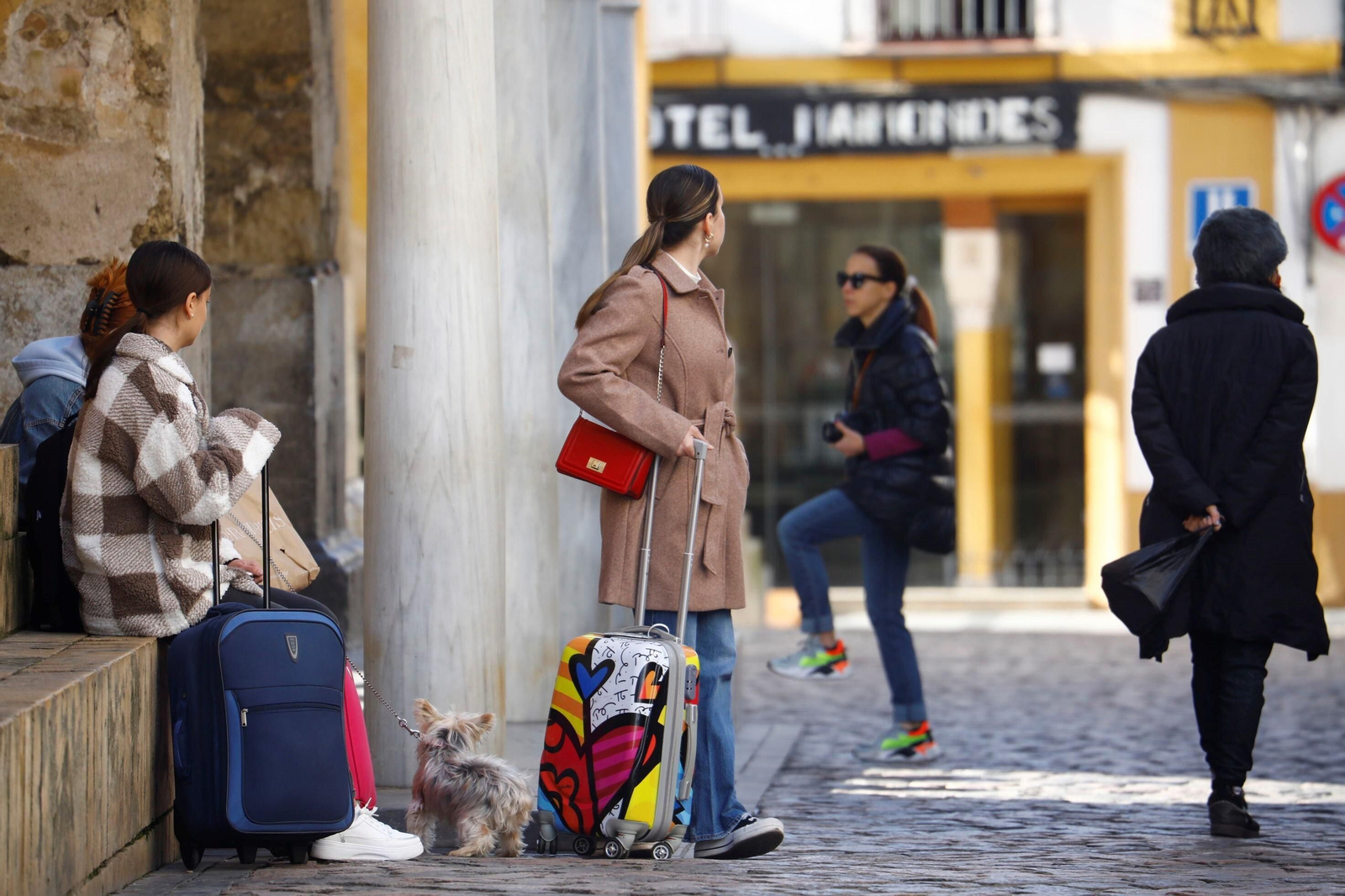 Turistas con maletas en el entorno de la Mezquita-Catedral de Córdoba.