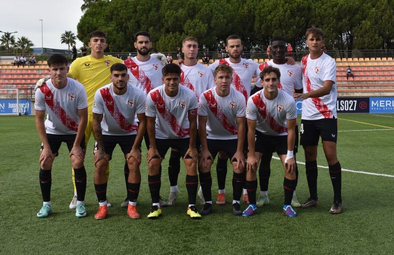 Formación inicial del Sevilla Atlético, el pasado domingo en Estepona