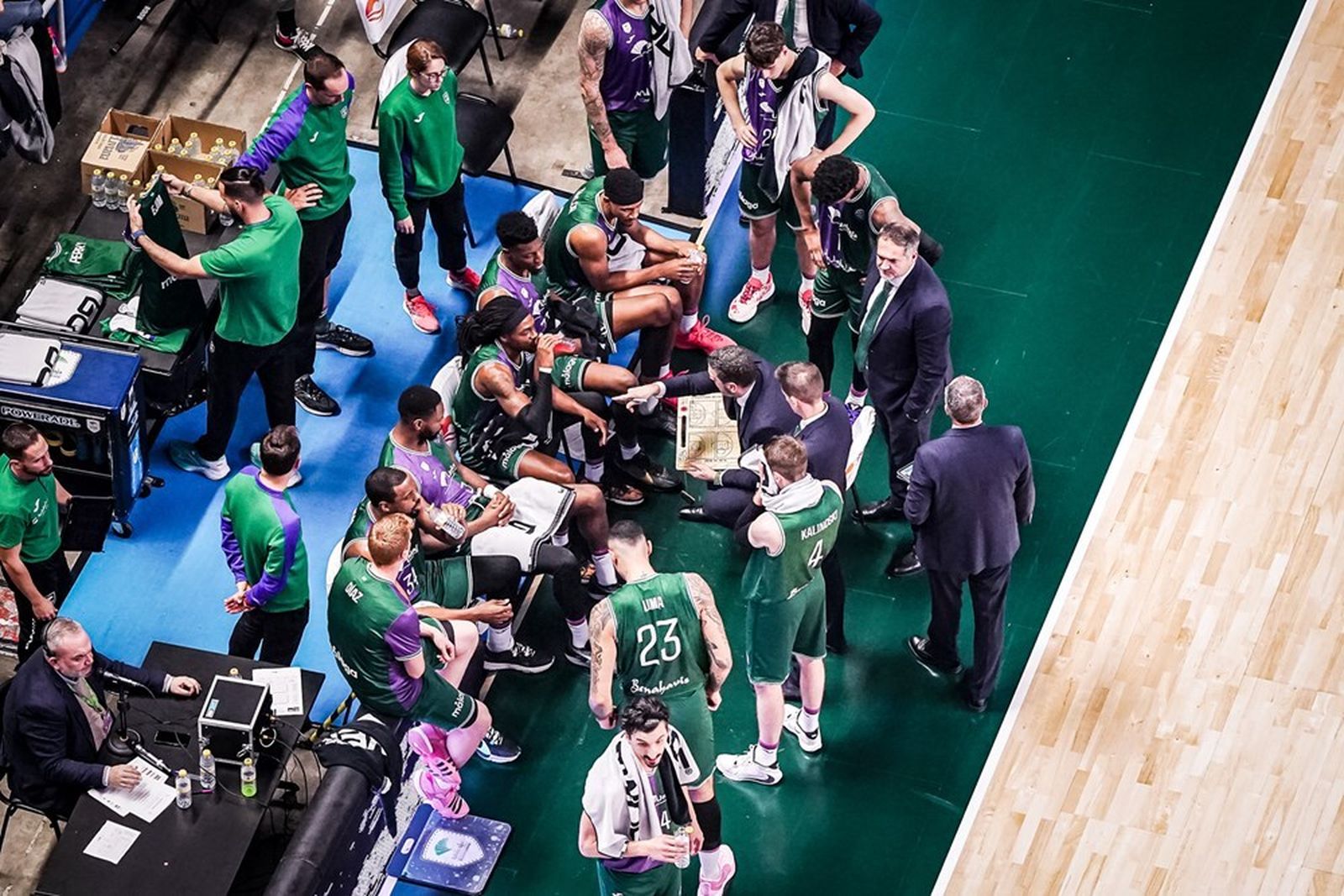 Ibon Navarro da órdenes en un tiempo muerto.