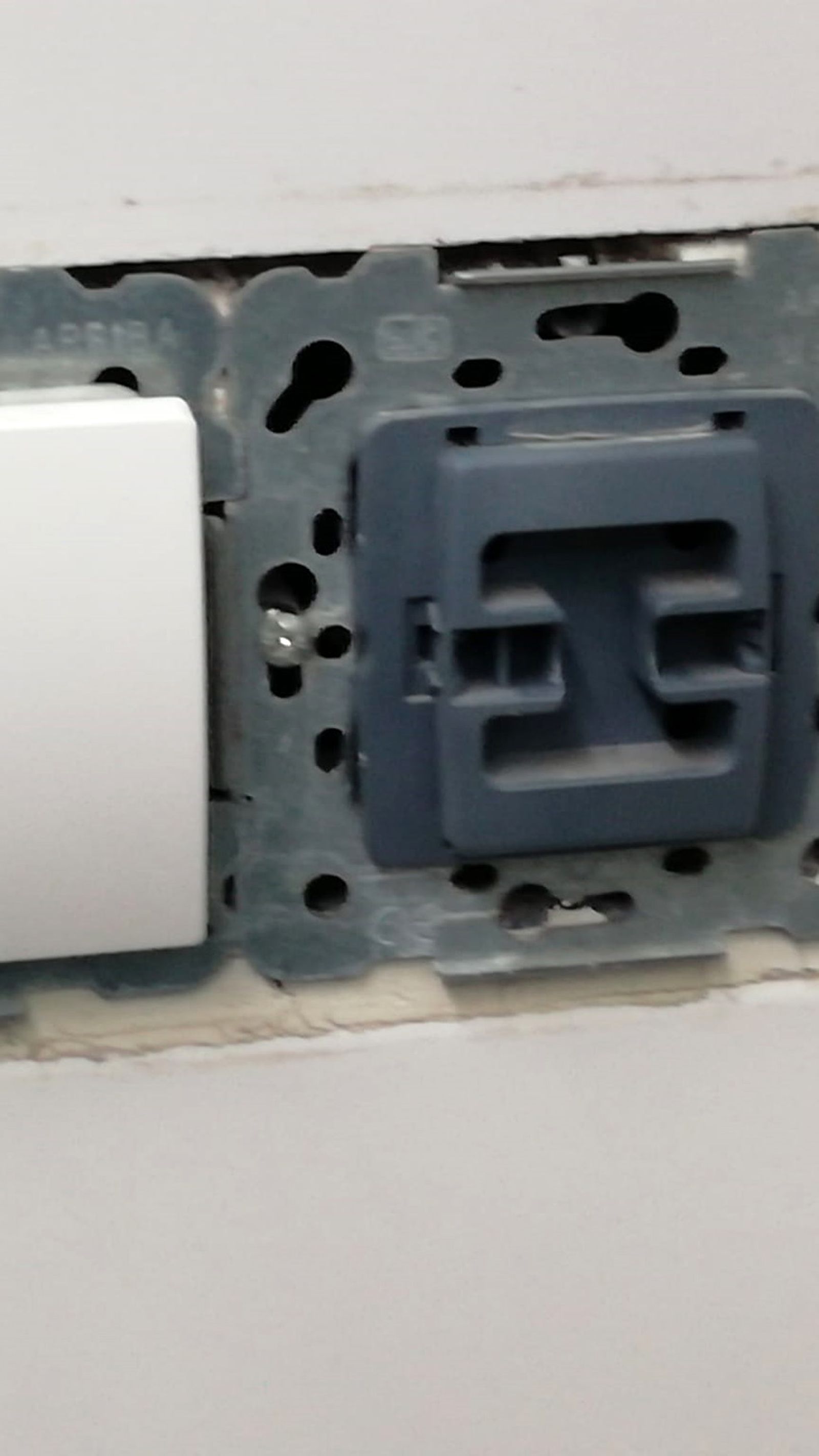 Las madres y padres del centro lamentan la falta de mantenimiento en las instalaciones