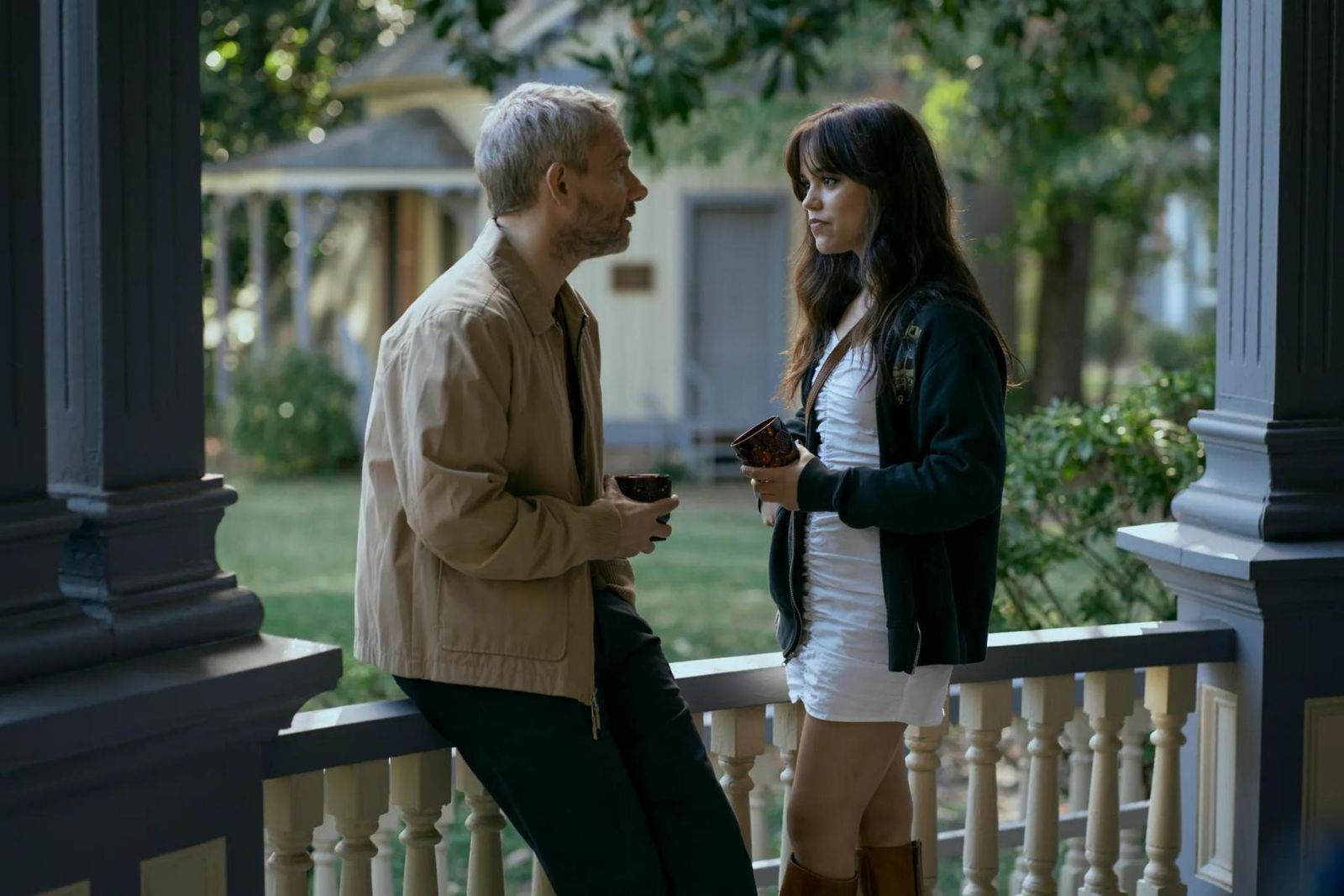 Martin Freeman y Jenna Ortega en 'Miller's Girl'.