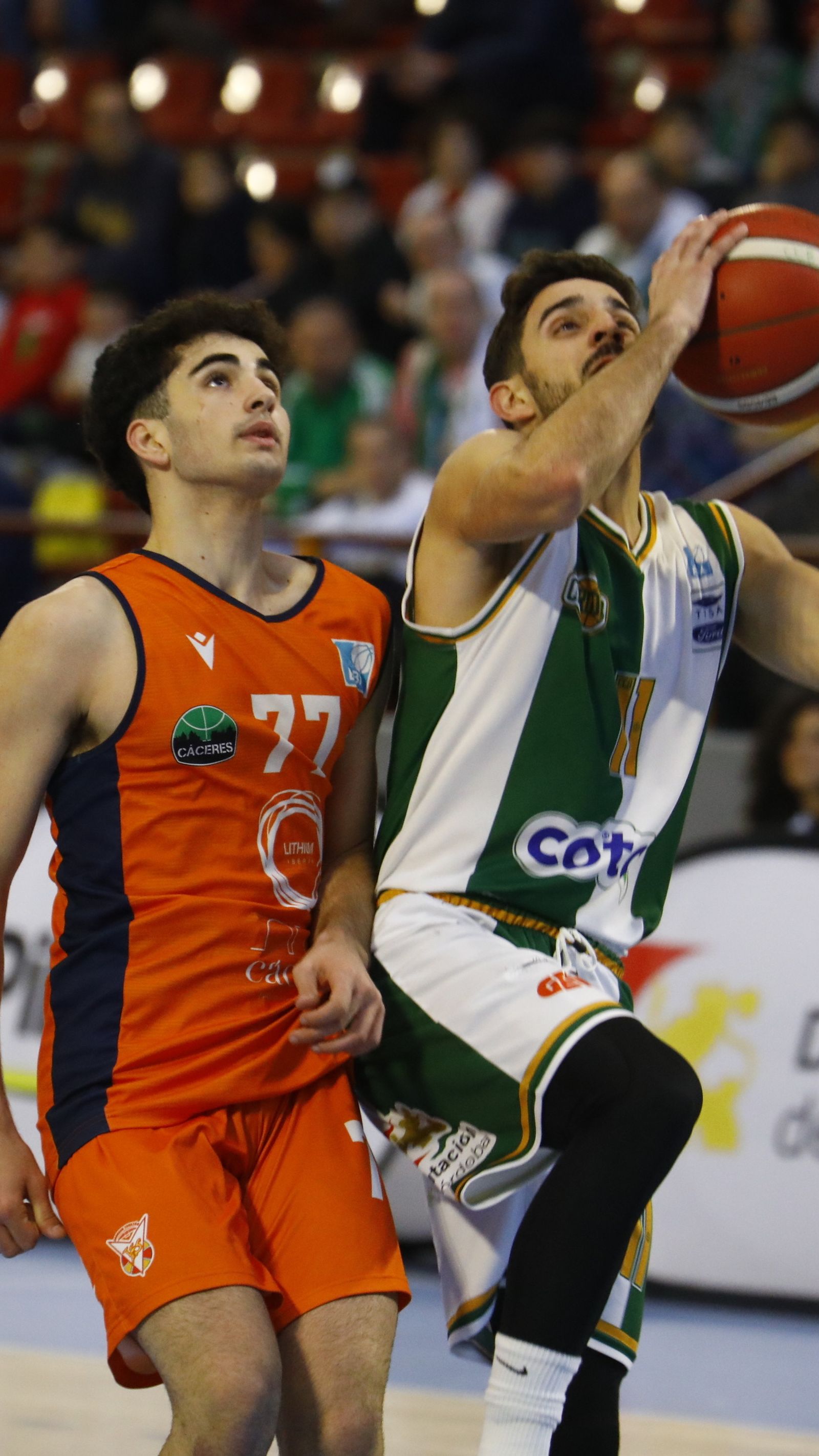 Lucas Muñoz (Coto Córdoba) penetra a canasta ante la oposición de Nico Marina (Cáceres).