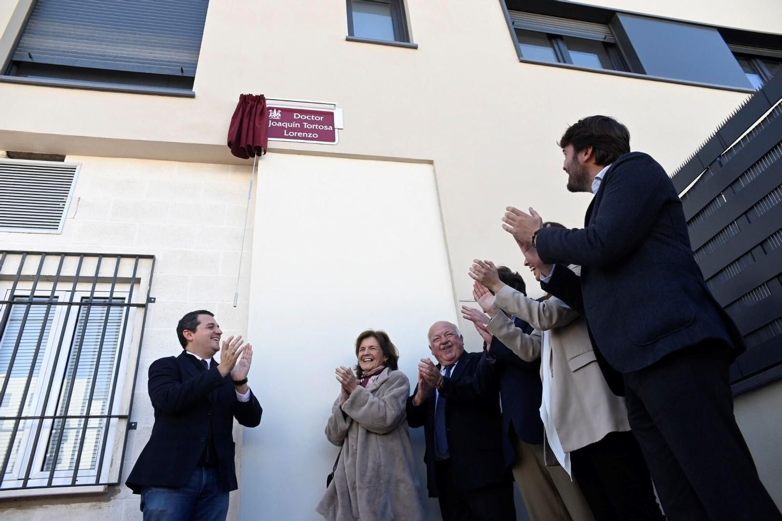 La rotulación de la calle Doctor Joaquín Tortosa Lorenzo de Córdoba, en imágenes