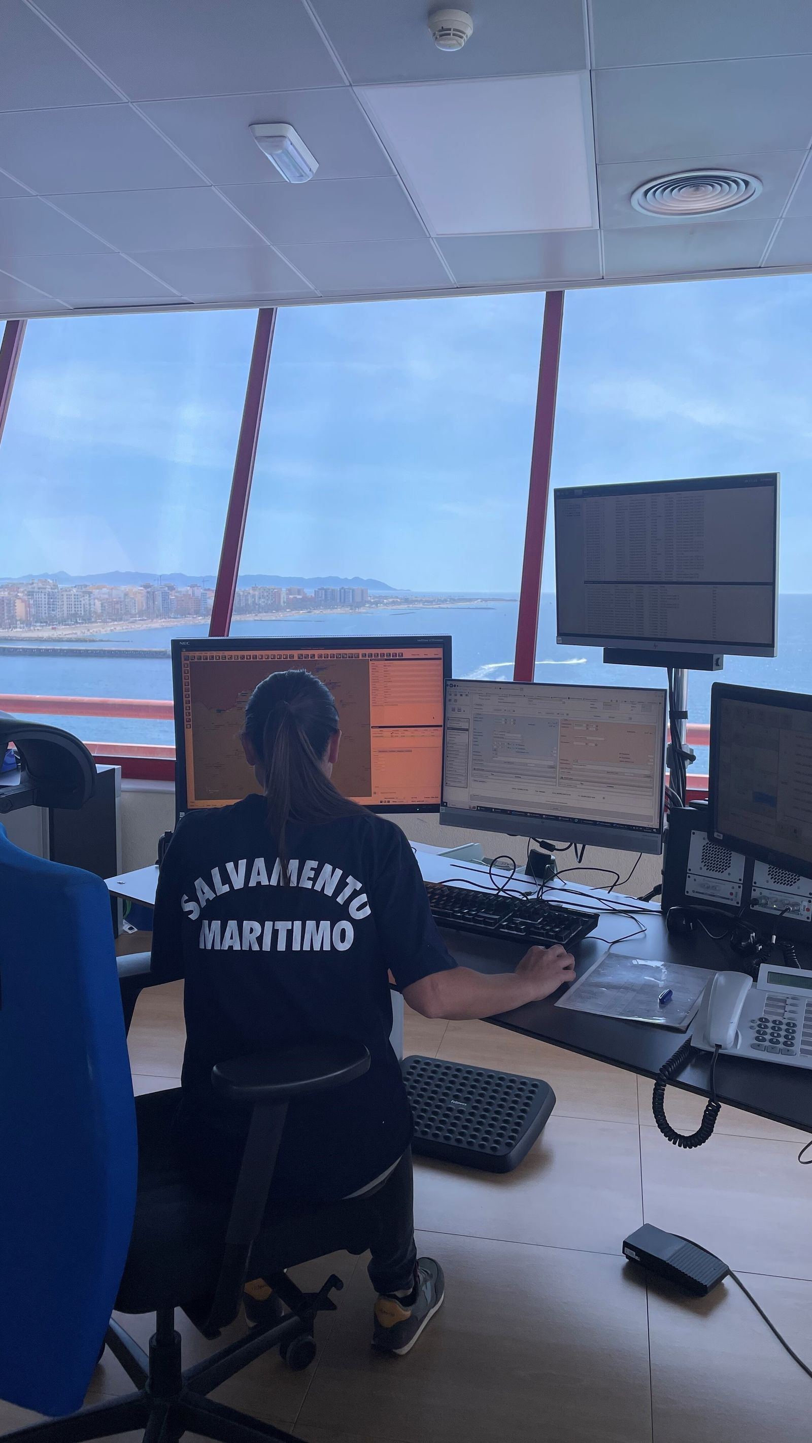 Controladora del Centro de Coordinación de Salvamento Marítimo en Almería.