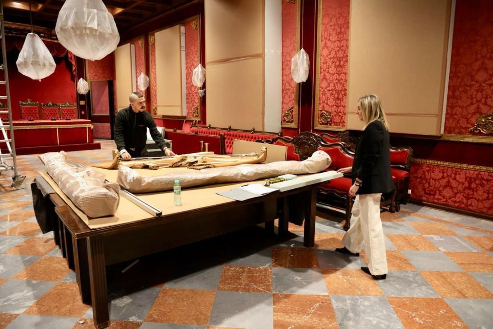 La alcaldesa, Marifrán Carazo, visita las obras en el salón de Plenos municipal