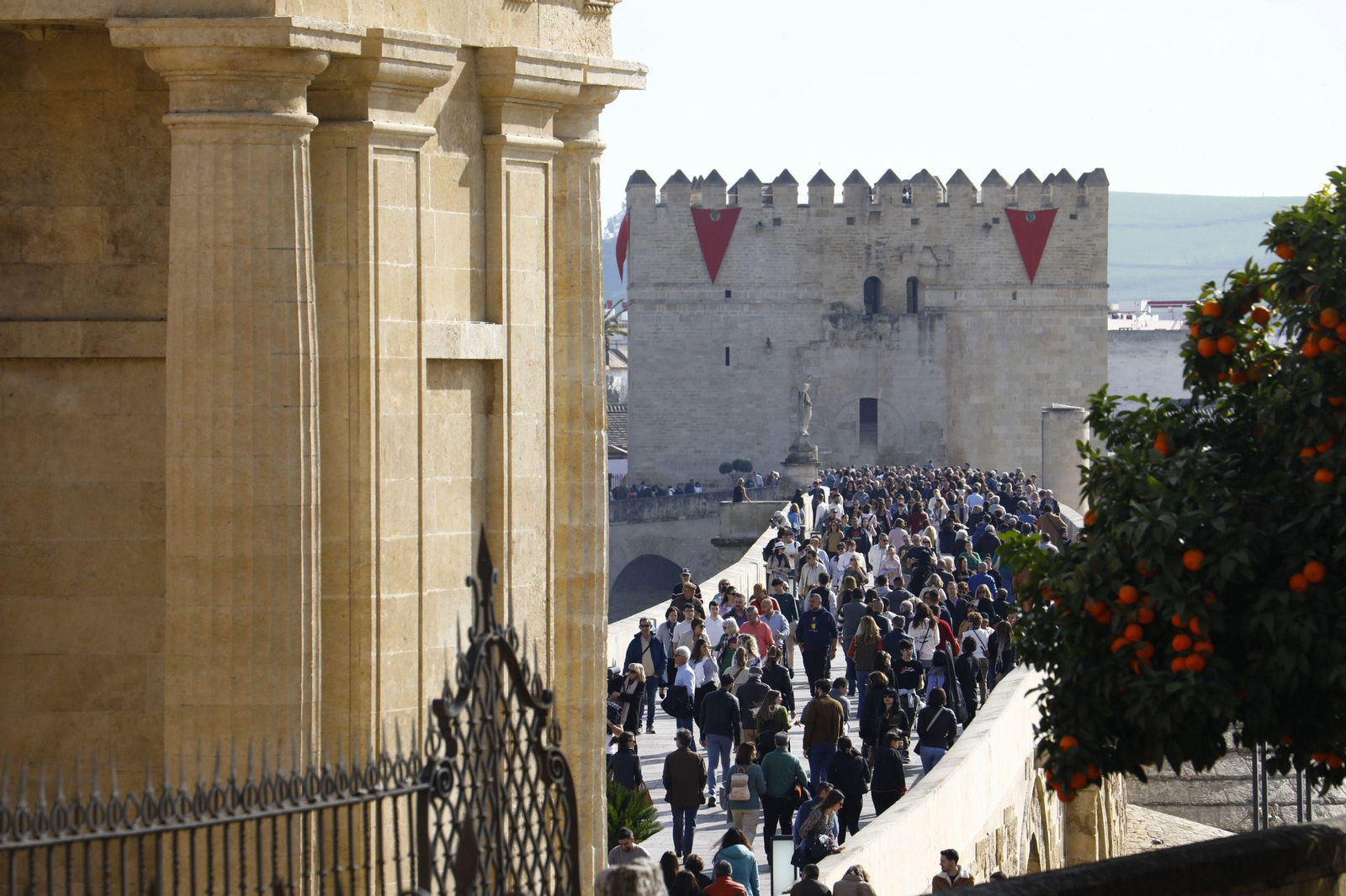 El Puente Romano, lleno durante el fin de semana.