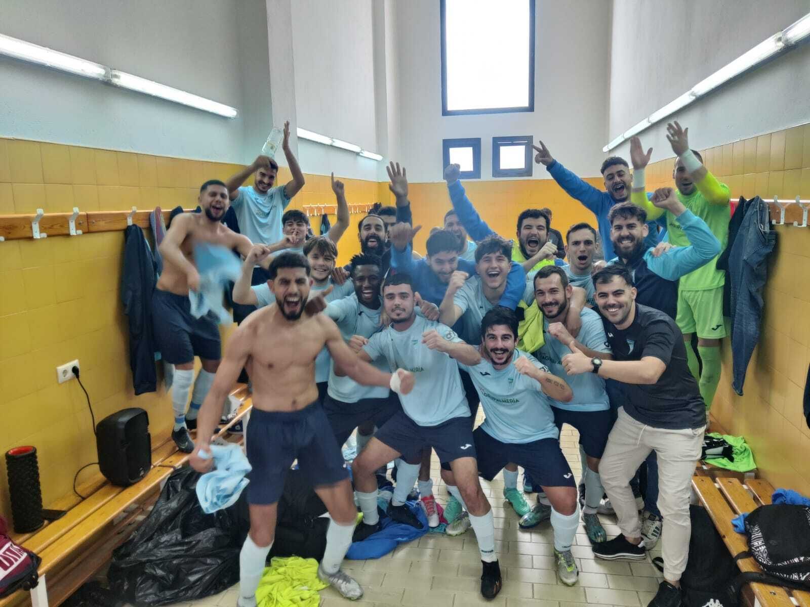 Los jugadores del conjunto celeste celebran en el vestuario su victoria ante Las Norias.