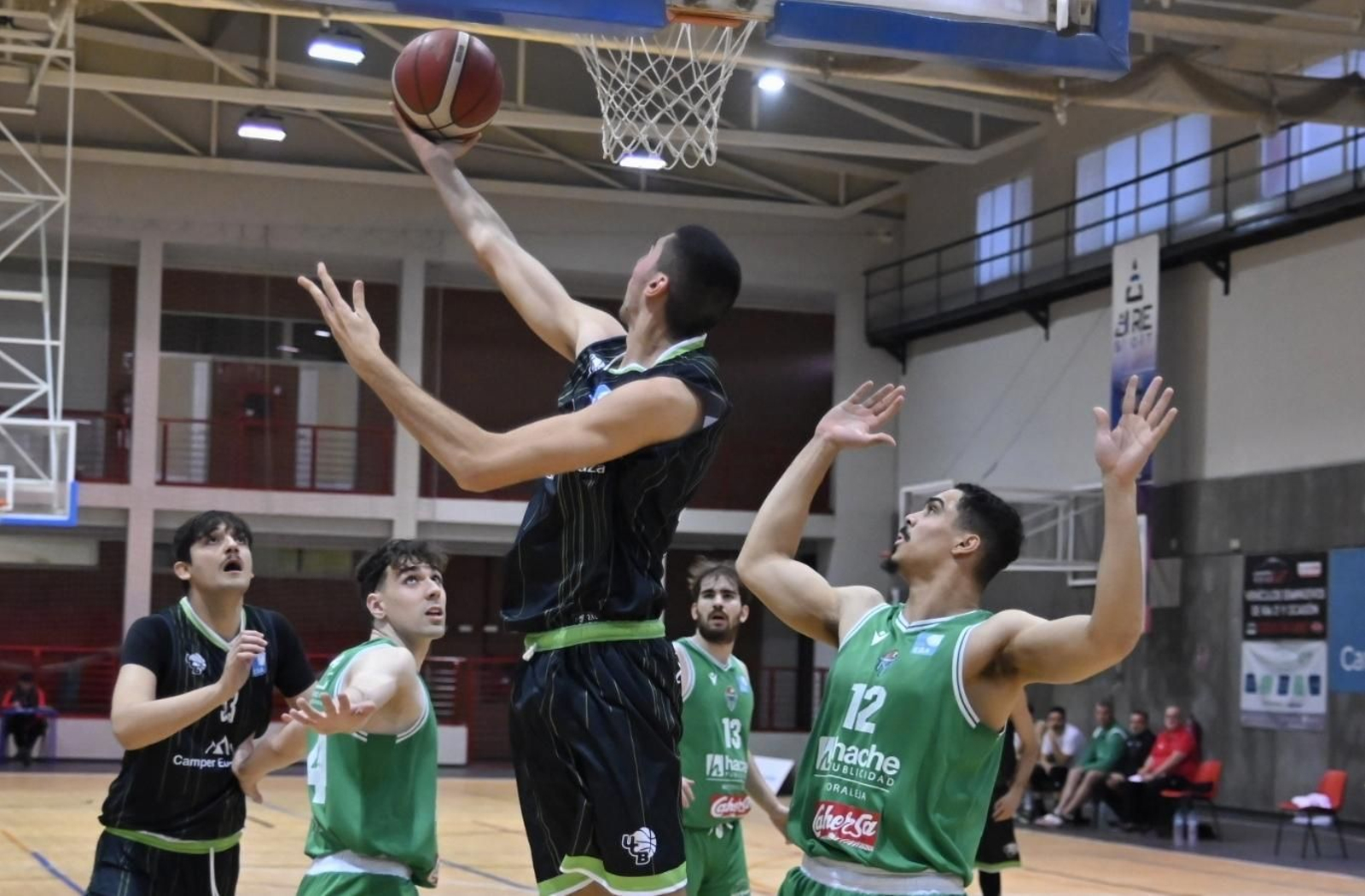 Rubén Salas lanza a canasta durante una acción del duelo.
