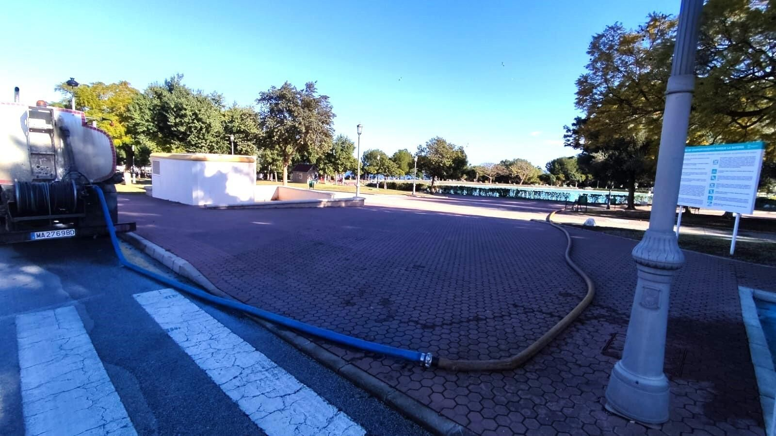 Un camión cisterna procediendo al vaciado del lago artificial.