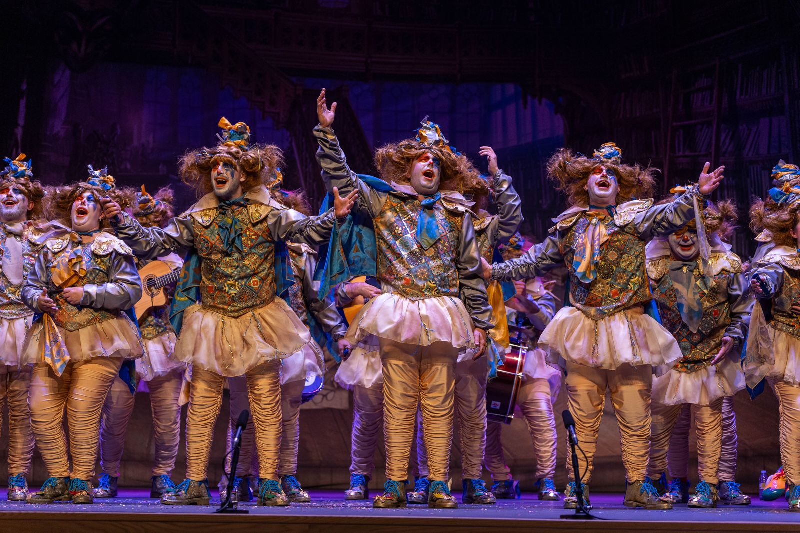 Imágenes de la actuación de la comparsa  de  Dos Hermanas "Feberillo el loco" en el Carnaval Colombino