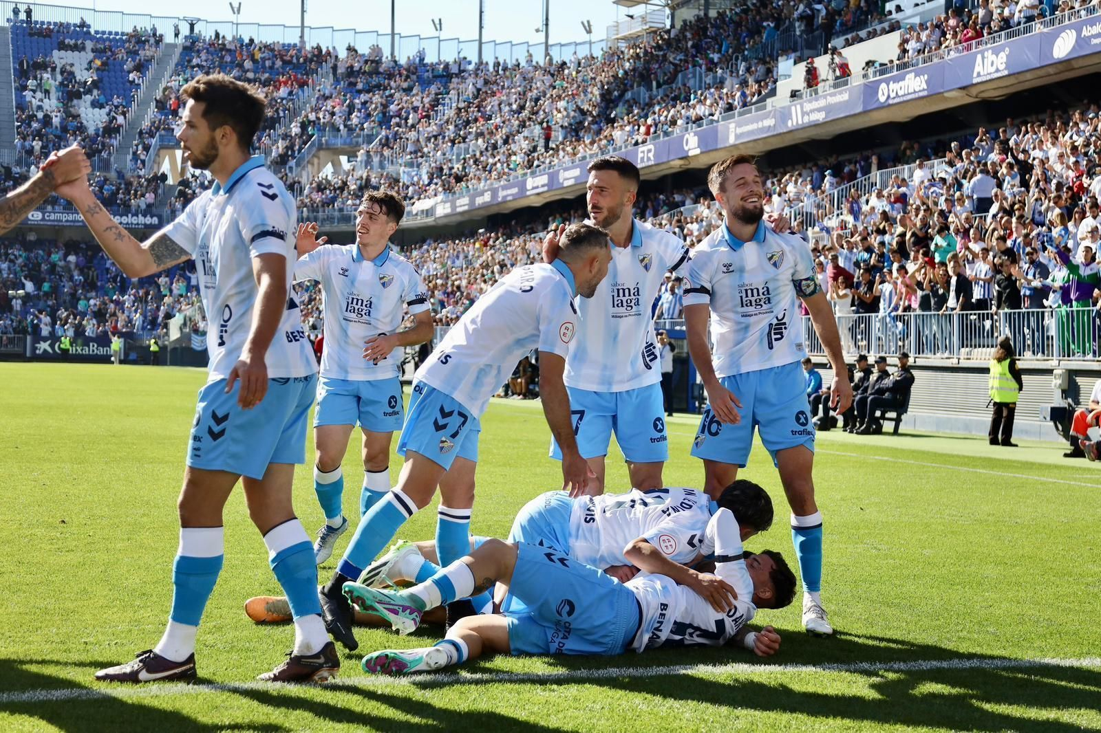 Los jugadores celebran el 2-0 ante el Atlético Baleares.