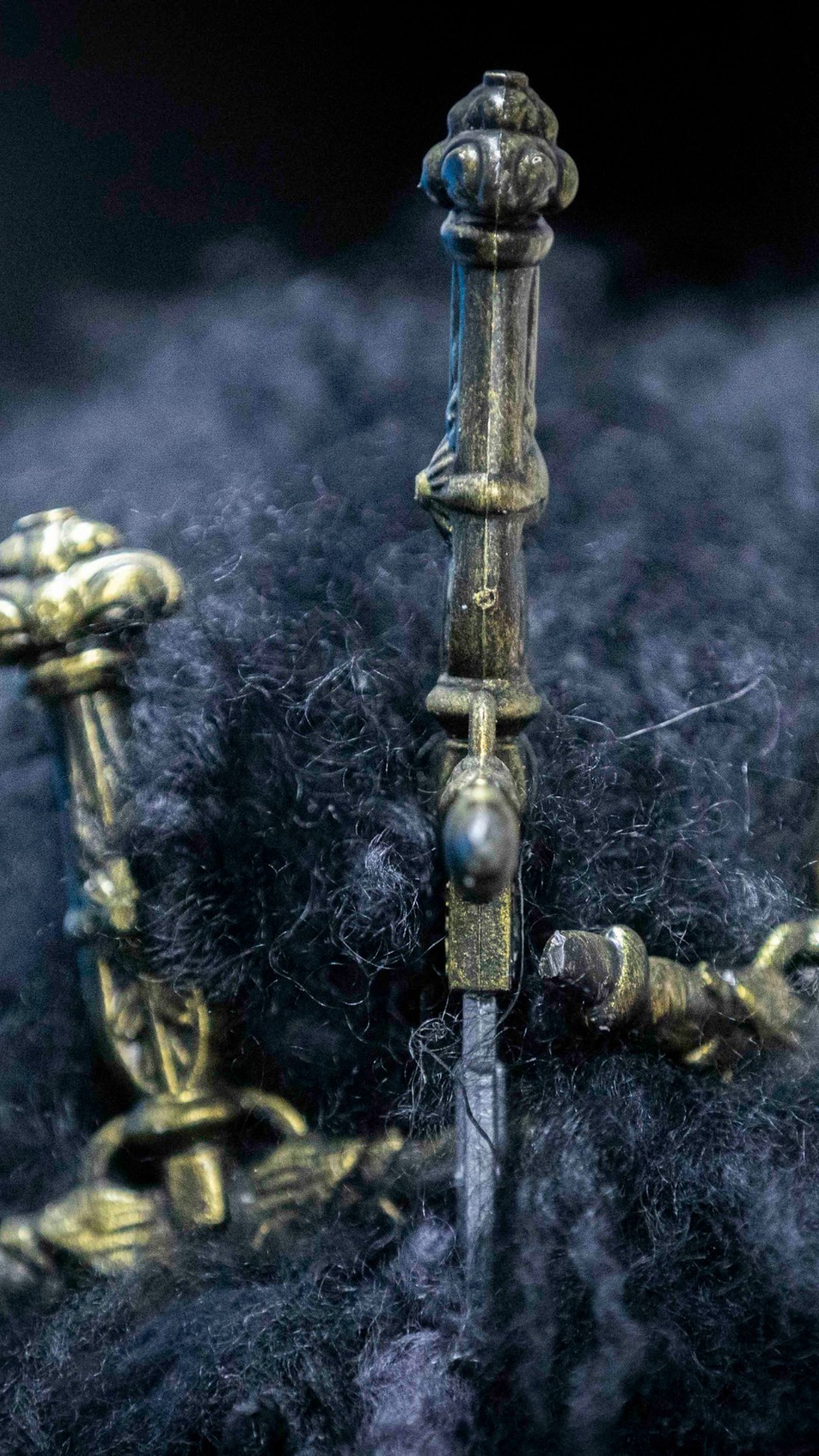 Los tres puñales que lleva 'La oveja negra' clavado en la peluca.