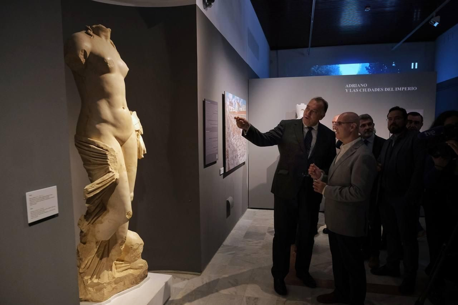 El consejero de Turismo, Cultura y Deporte, Arturo Bernal, en la muestra 'Itálica. Ciudad ceremonial'.