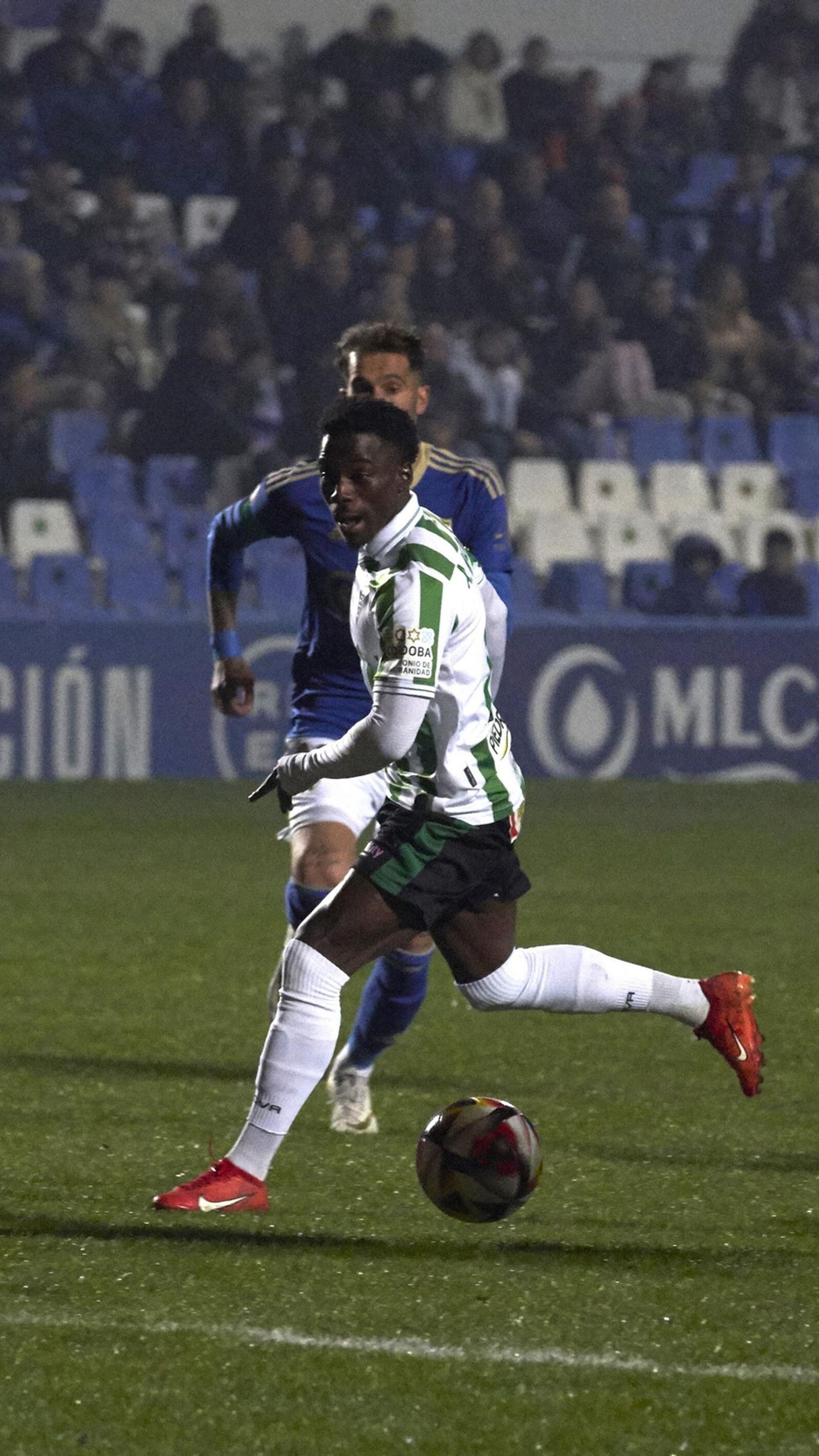 Adilson Mendes y Toril finalizan un ataque del Córdoba CF en Linarejos.