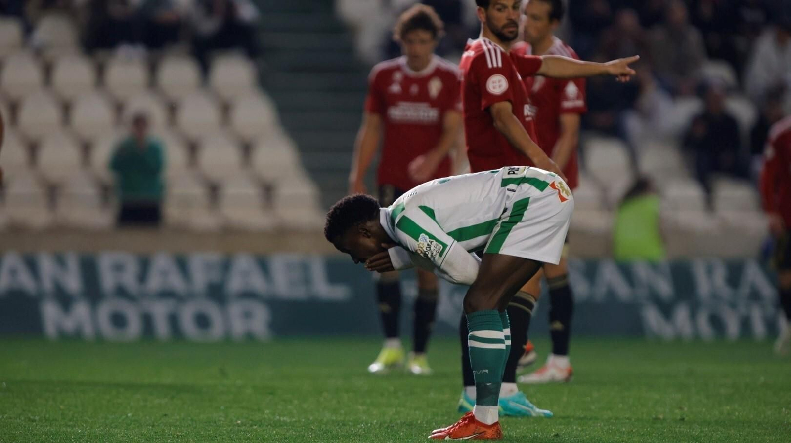 Adilson Mendes lamenta una ocasión fallada por el Córdoba CF ante el Murcia.