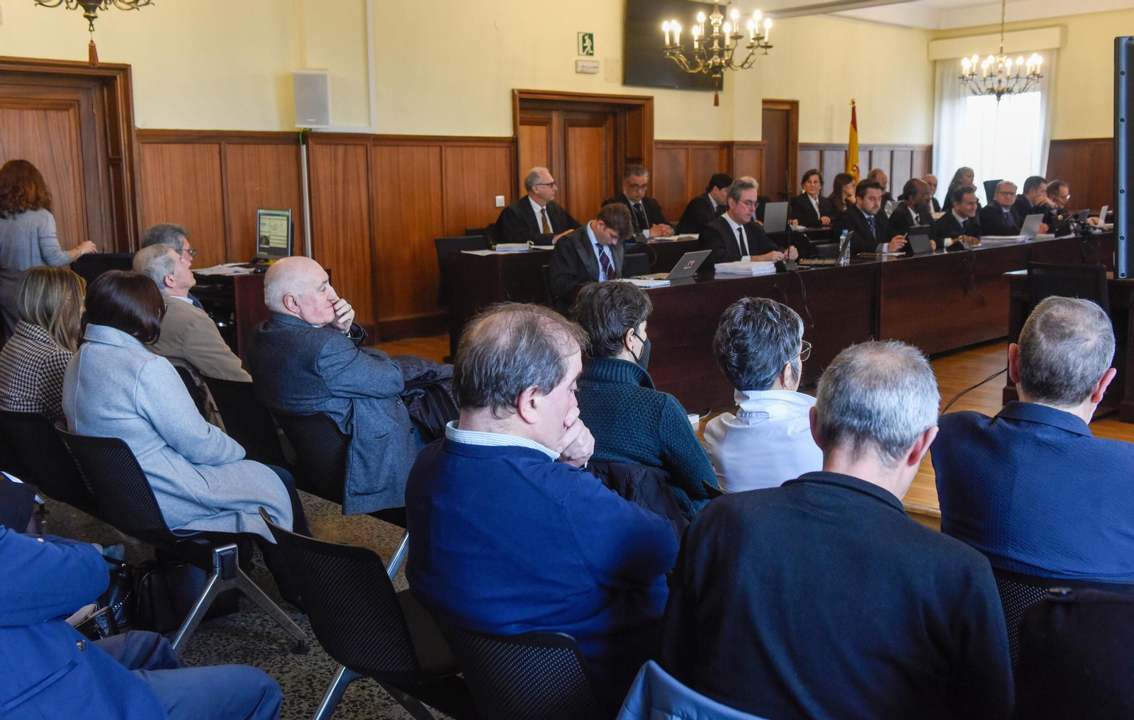 Vista parcial de la sala donde se celebra el juicio. De espaldas, la mayoría de los acusados.