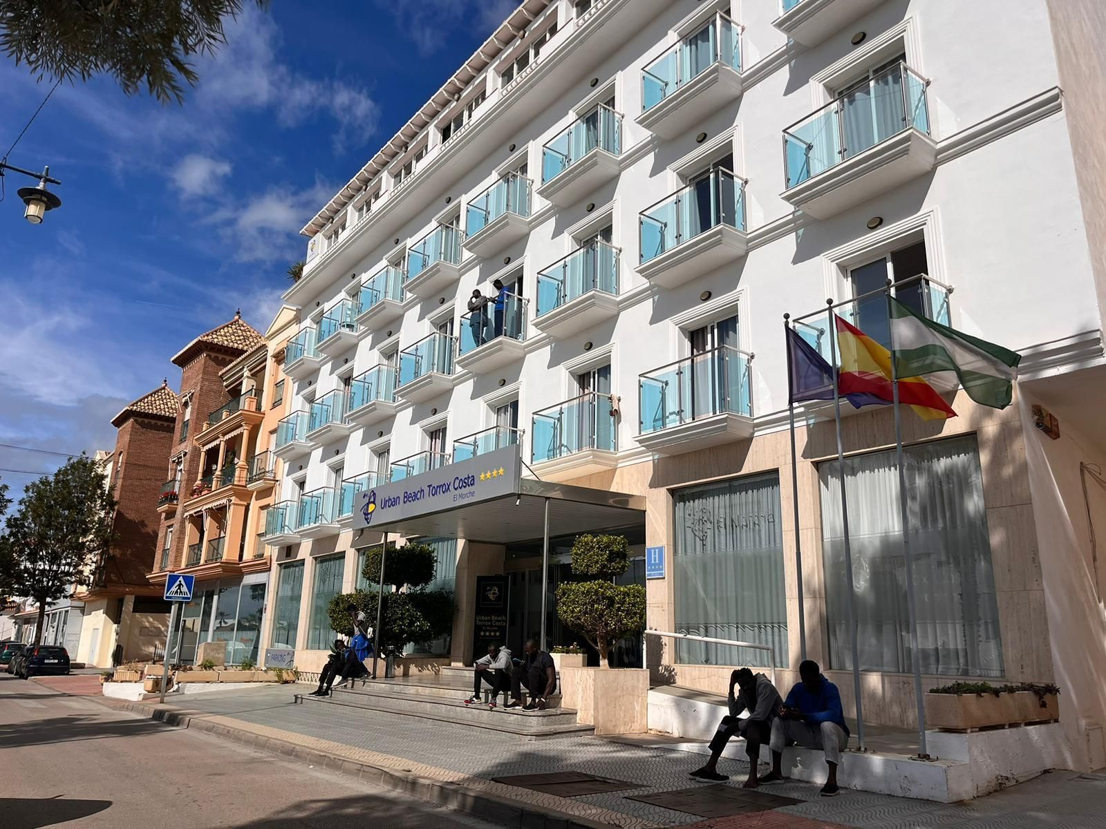 Migrantes en la puerta del Hotel Urban Dream de El Morche