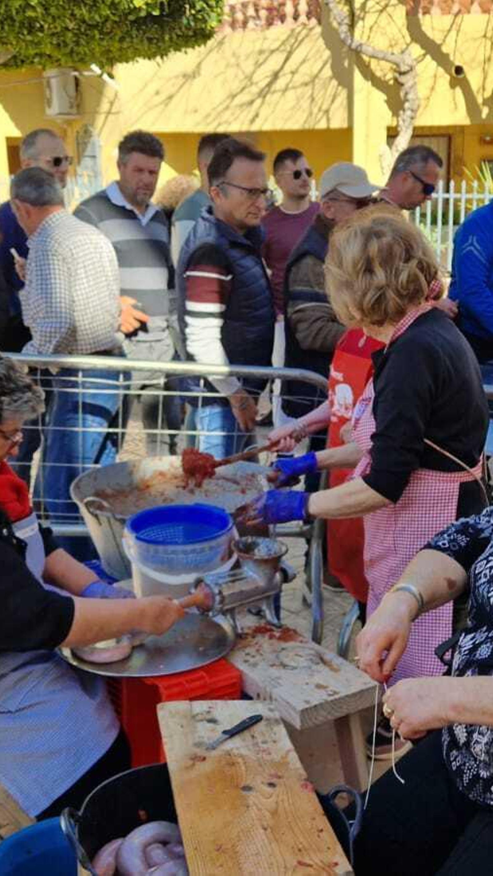 Los propios vecinos de la barriada se han encargado de preparar los platos y los embutidos.