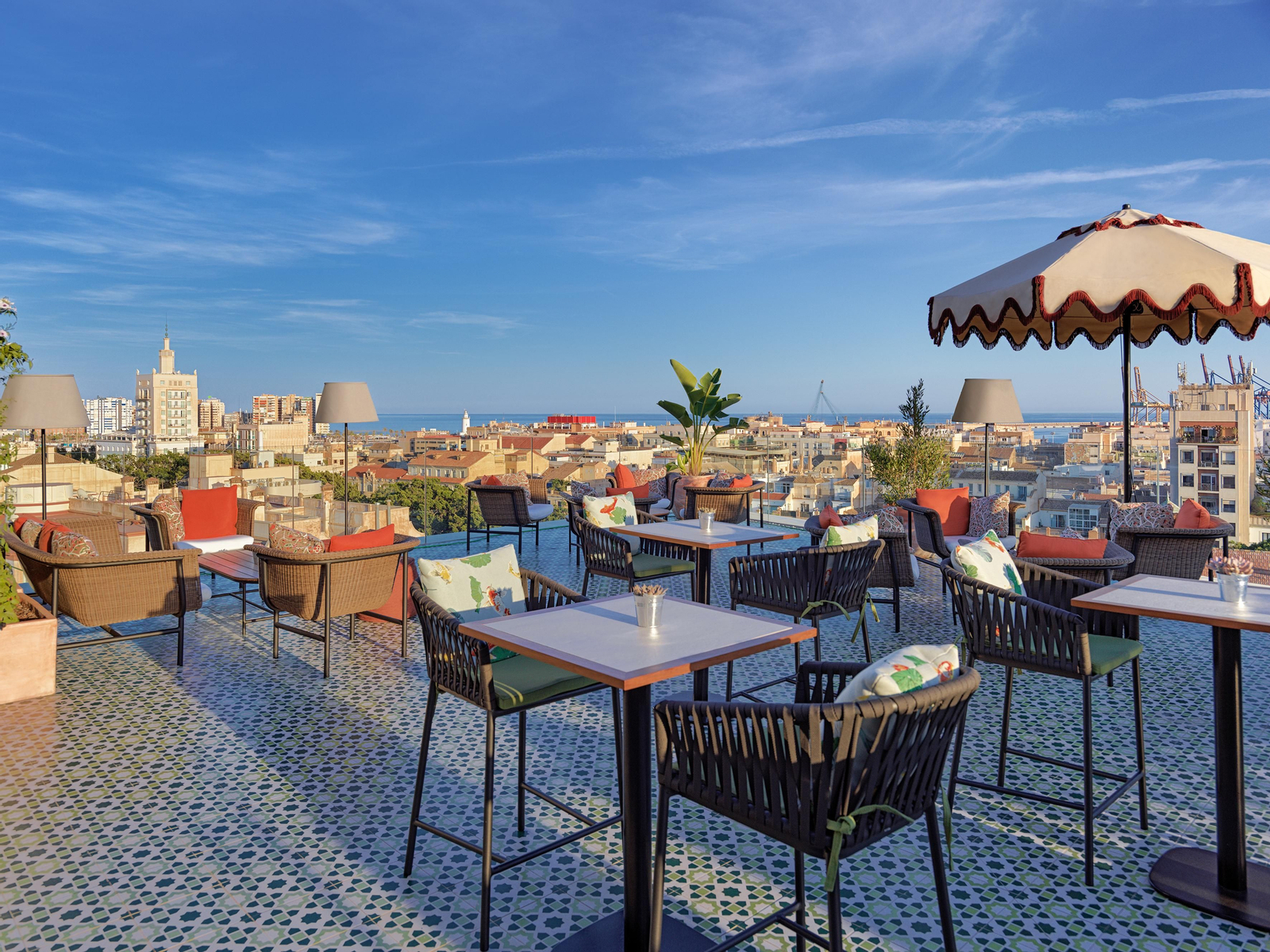 La terraza del Rooftop Bar del hotel H10 Croma Málaga.