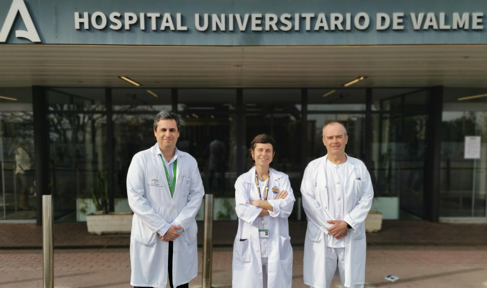 La investigadora Anaïs Corma, acompañada del responsable del servicio de Enfermedades Infecciosas, Nicolás Merchante, y Juan Macías, Jefe del Grupo de Investigación Virología Clínica e ITS.