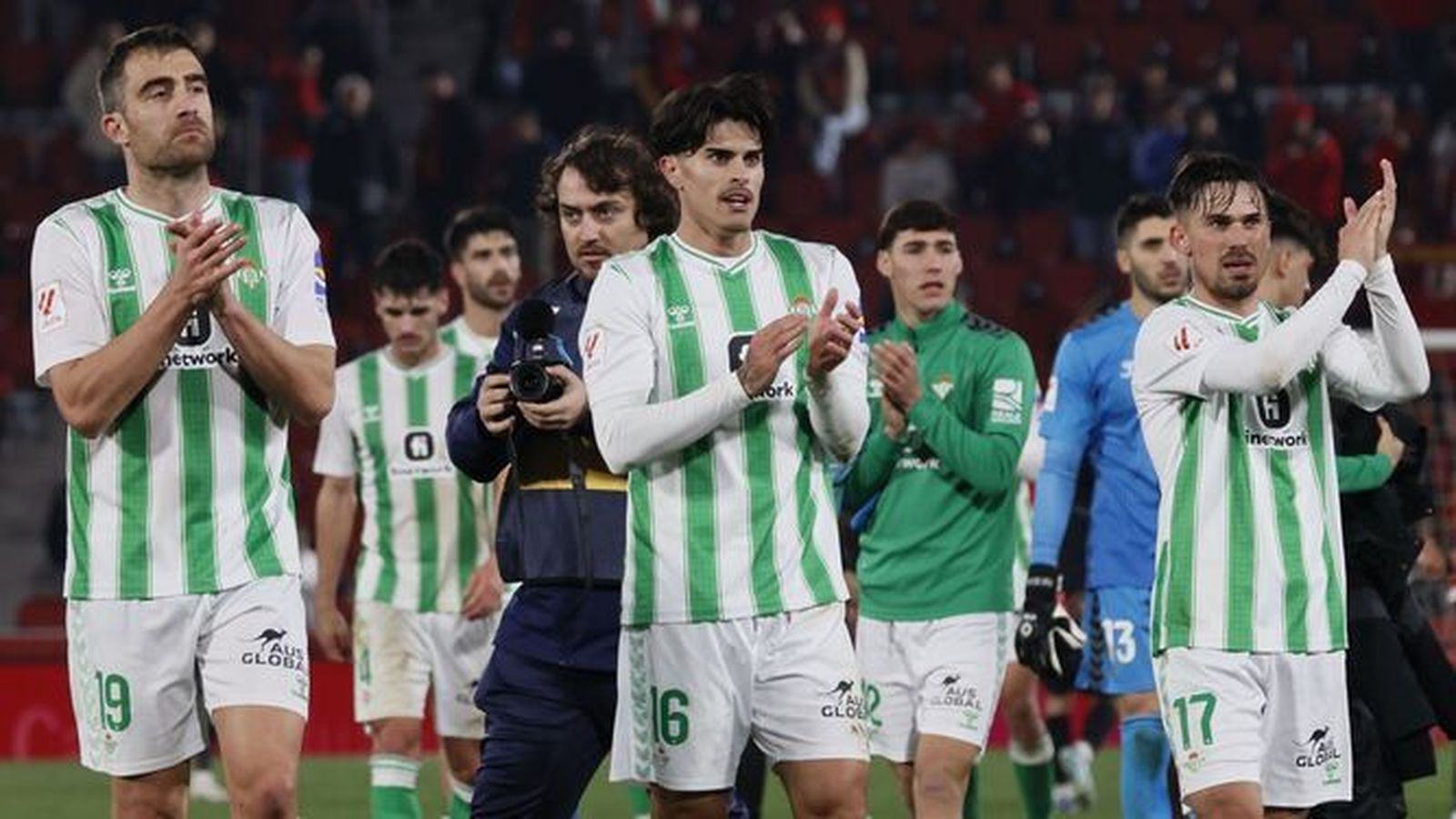 Los futbolistas del Betis aplauden a sus aficionados al final del partido.