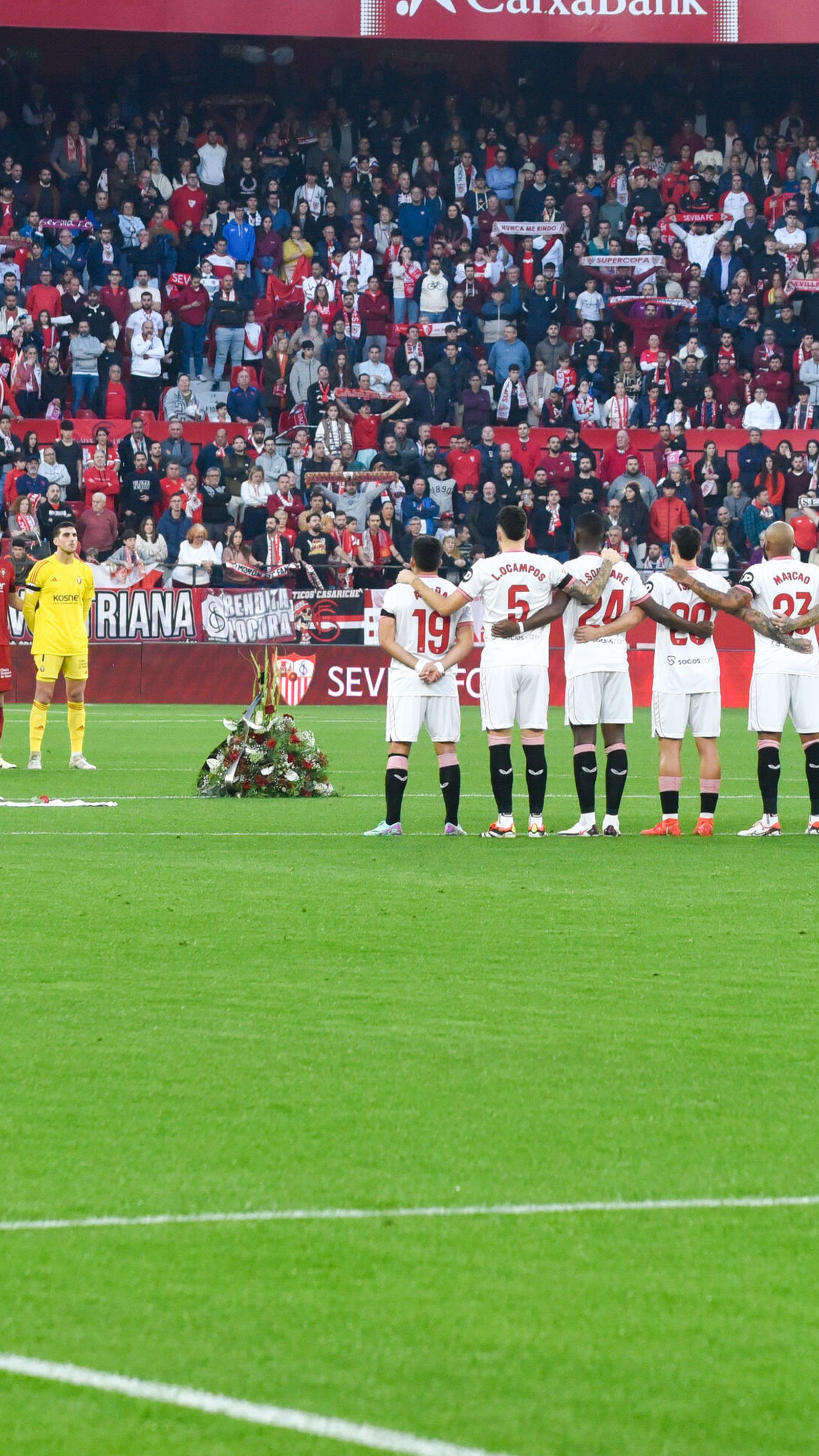 Momento del emocionante minuto de silencio previo por los socios fallecidos.