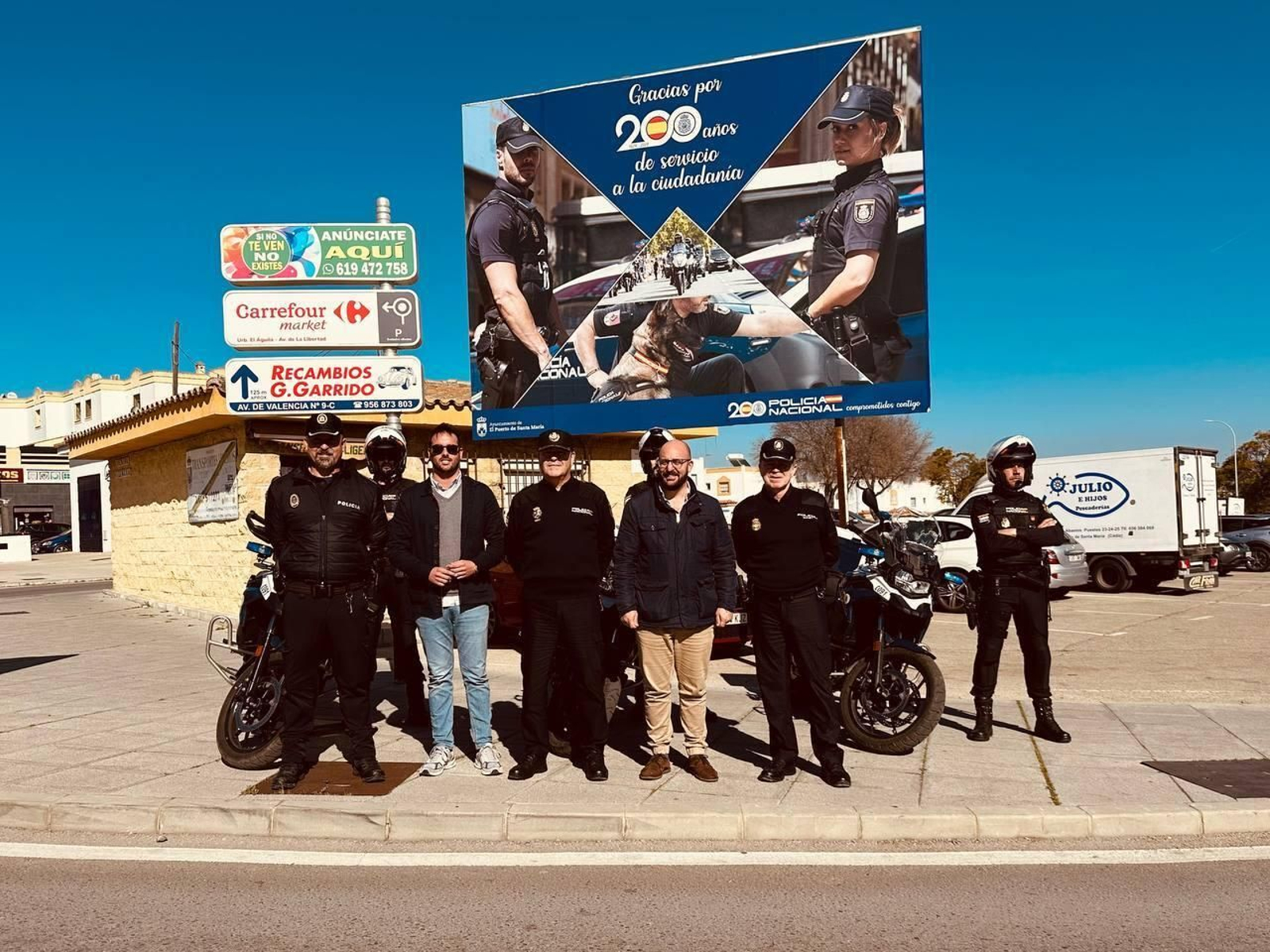 Representantes municipales y de la Policía Nacional, junto a la valla.