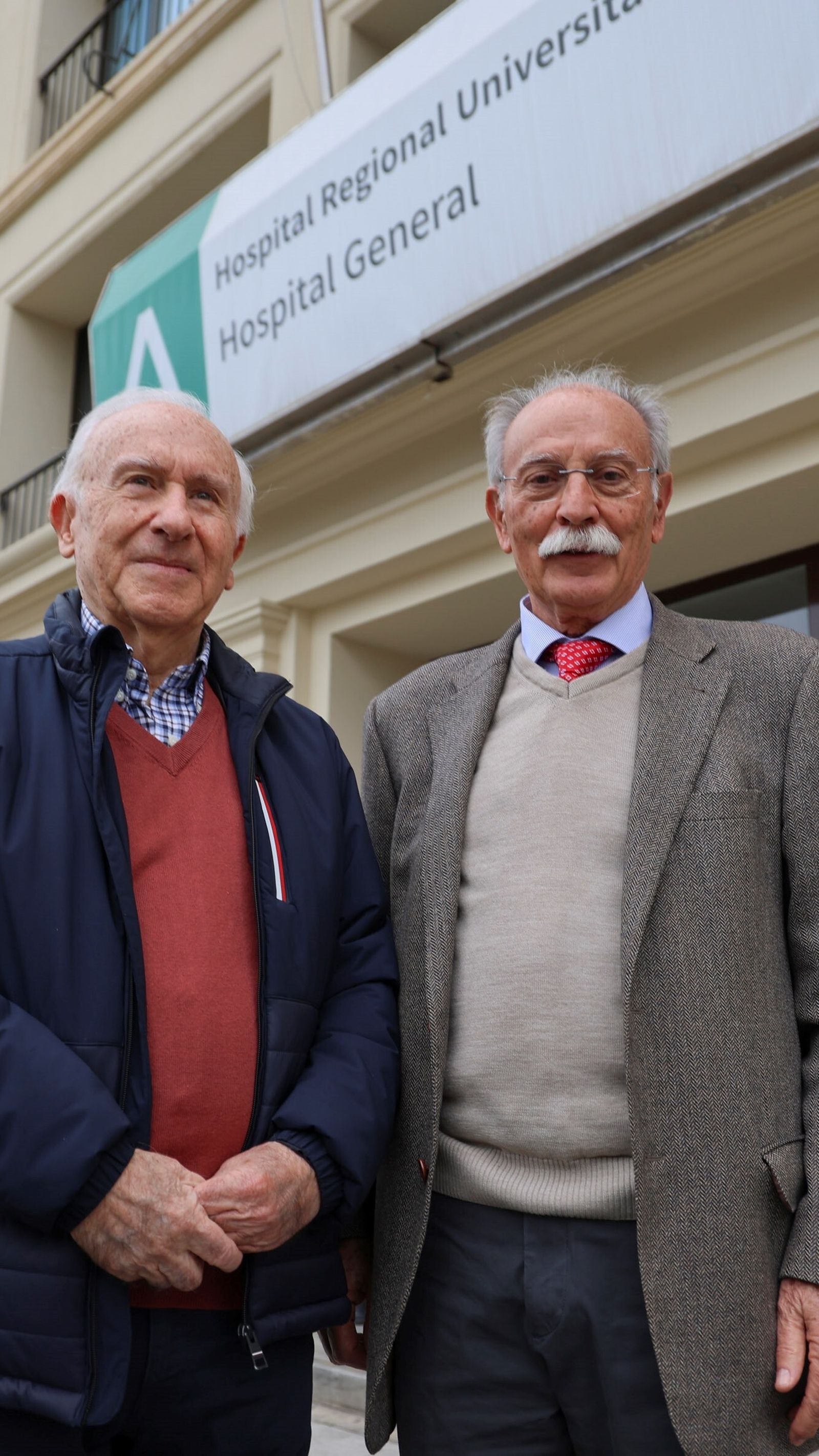 El nefrólogo Miguel González Molina y el urólogo José Ramos Tito, participantes en el primer trasplante en 1979.