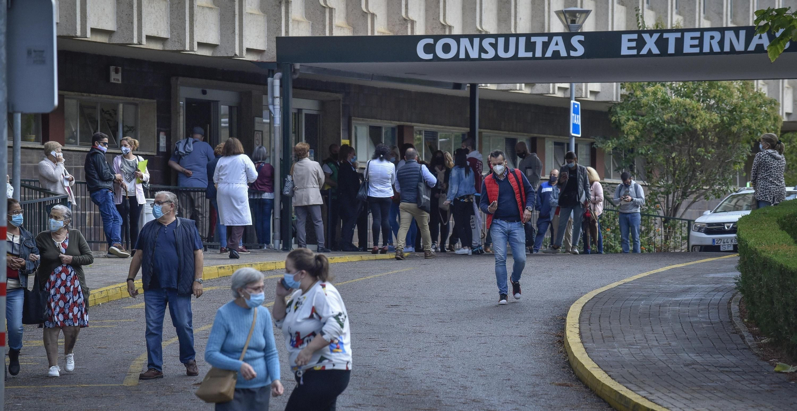 Acceso al edificio de Consultas  Externas en el Hospital Virgen del Rocío.