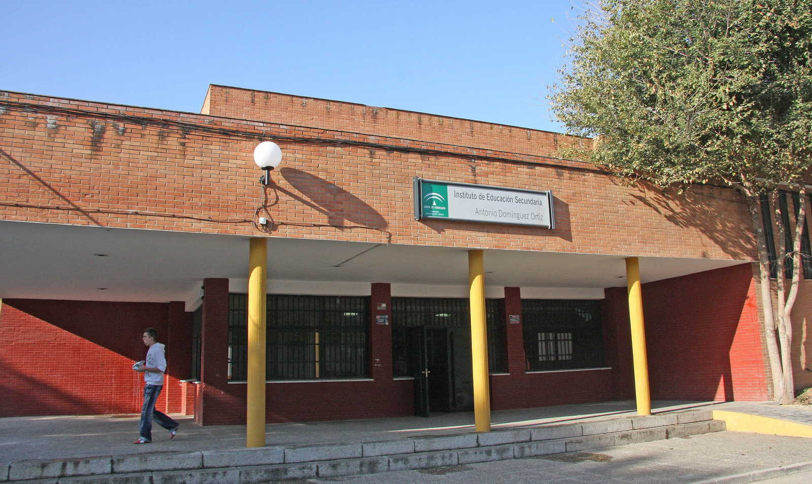 Entrada principal del IES Antonio Domínguez Ortiz.