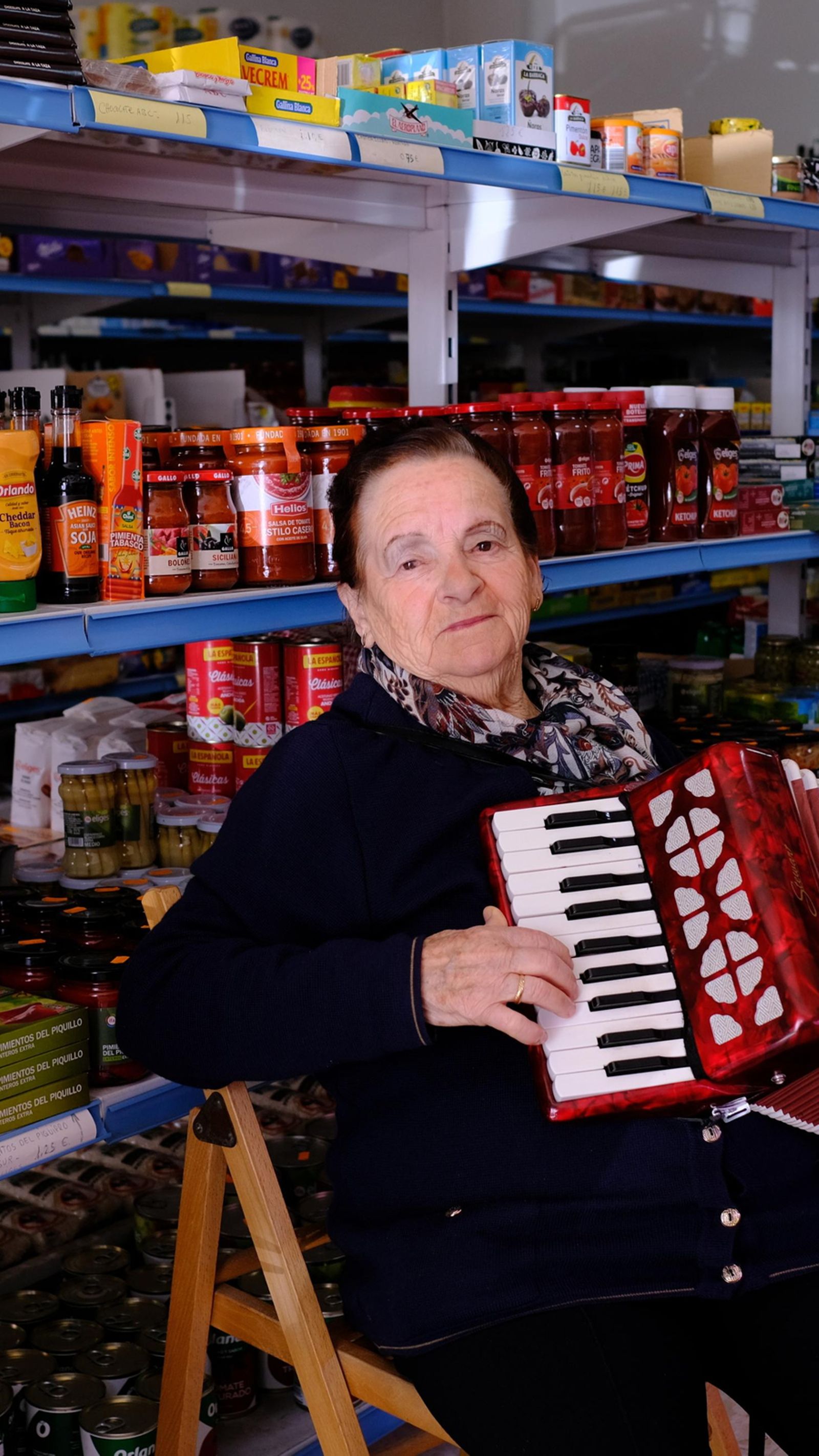 Dolores Jiménez con su acordeón en el supermercado de su hija.
