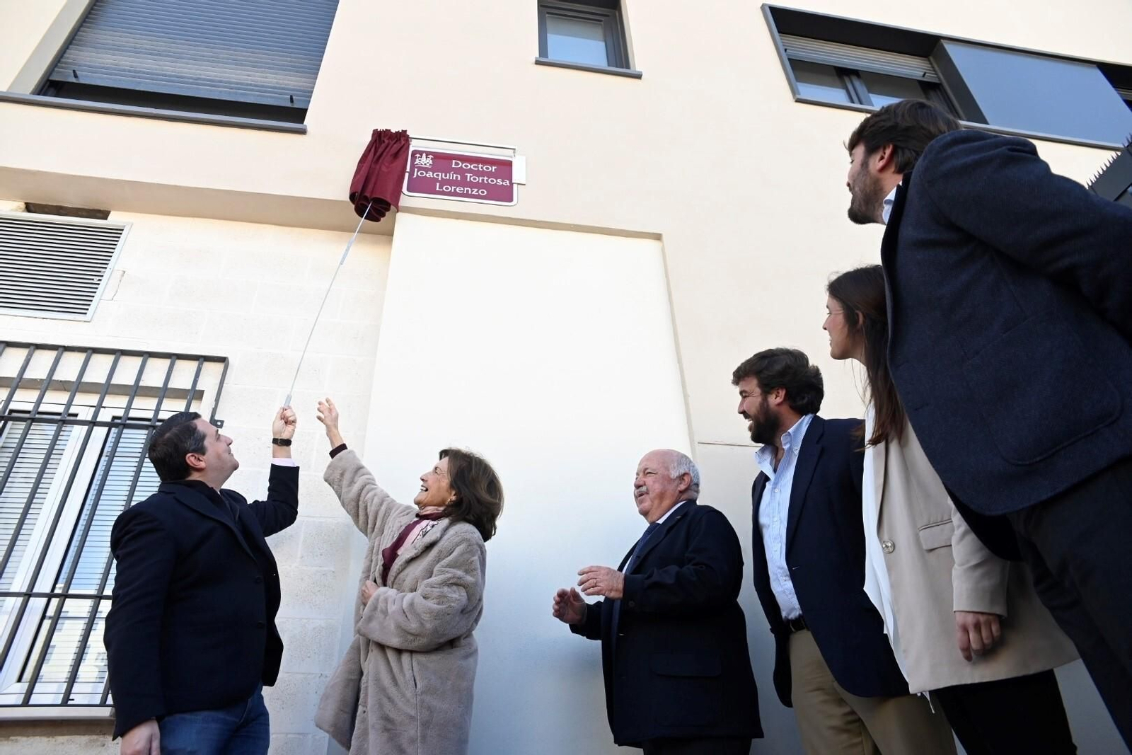 La rotulación de la calle Doctor Joaquín Tortosa Lorenzo de Córdoba, en imágenes