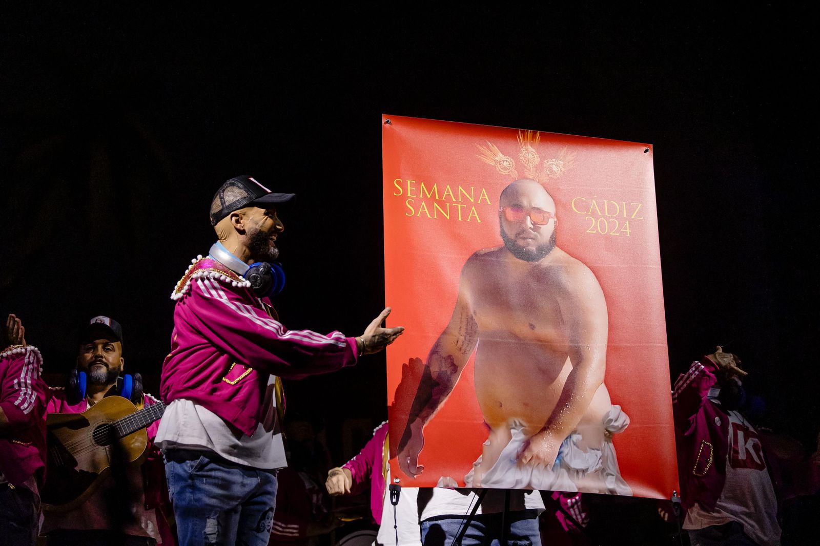 La versión del cartel de la Semana Santa de Sevilla llega al Carnaval de Cádiz con Paquirrín.