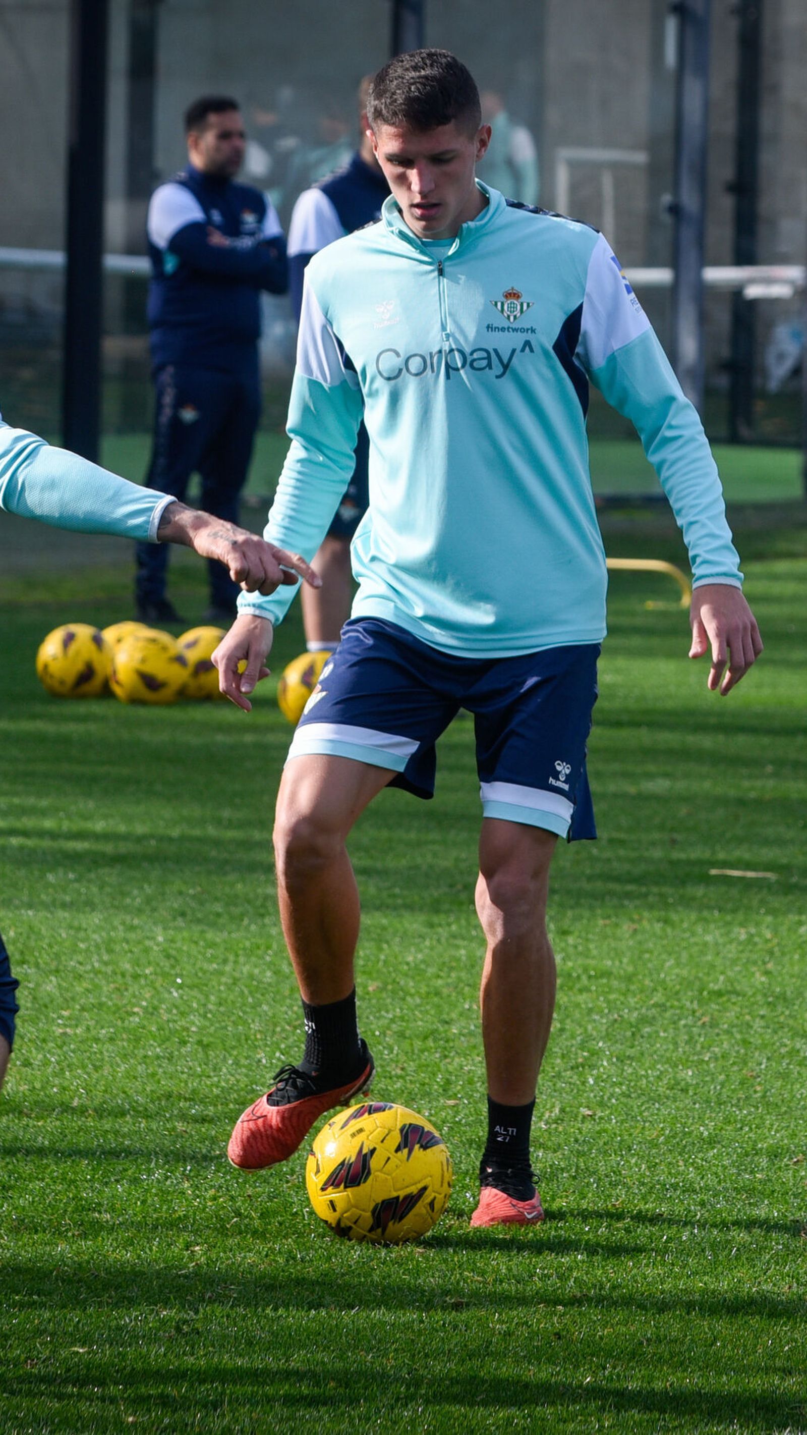 Sergi Altimira, ante Bellerín, en el entrenamiento con el Betis.