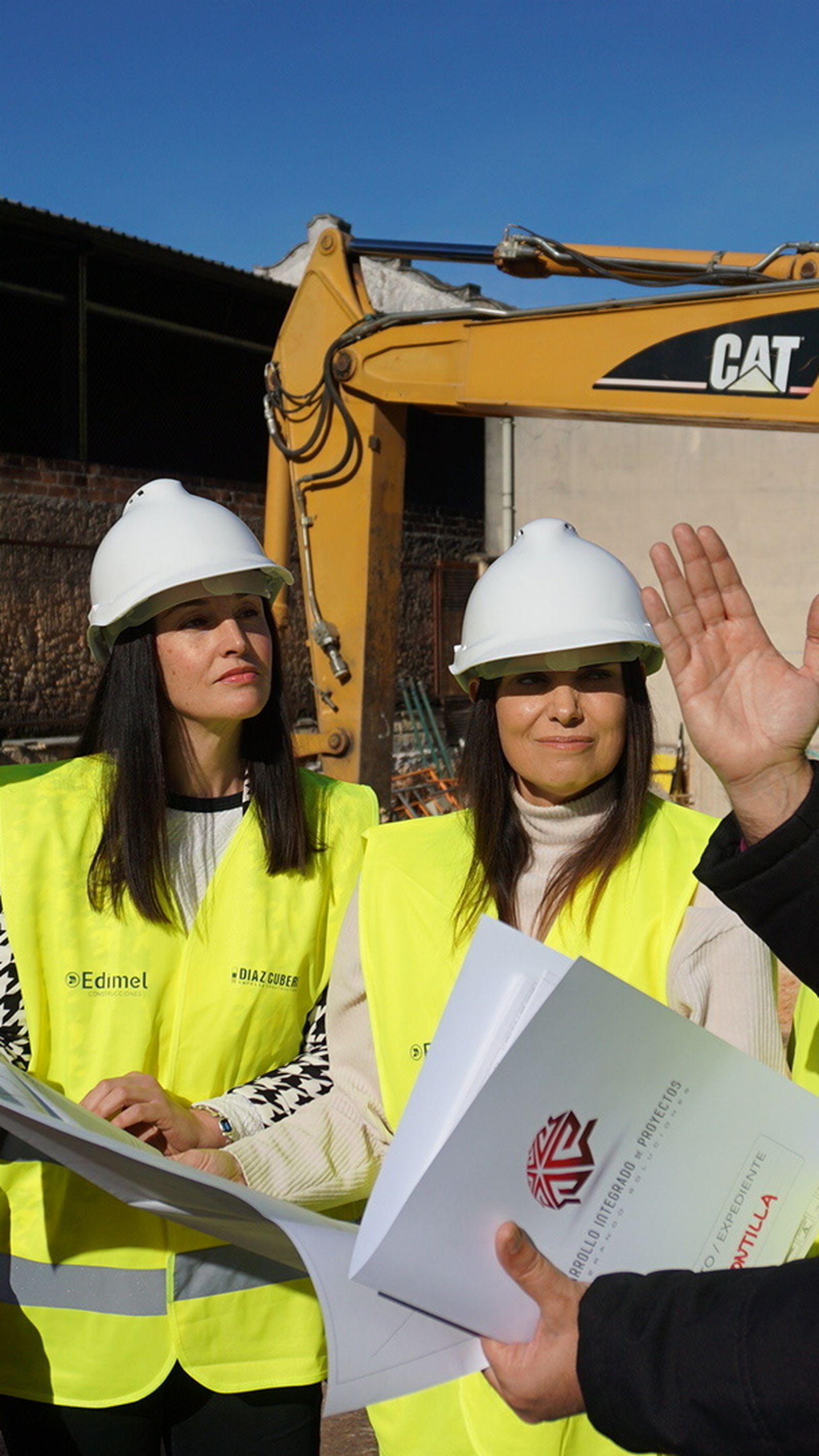 La delegada de Empleo, en el centro, durante su visita a las obras.