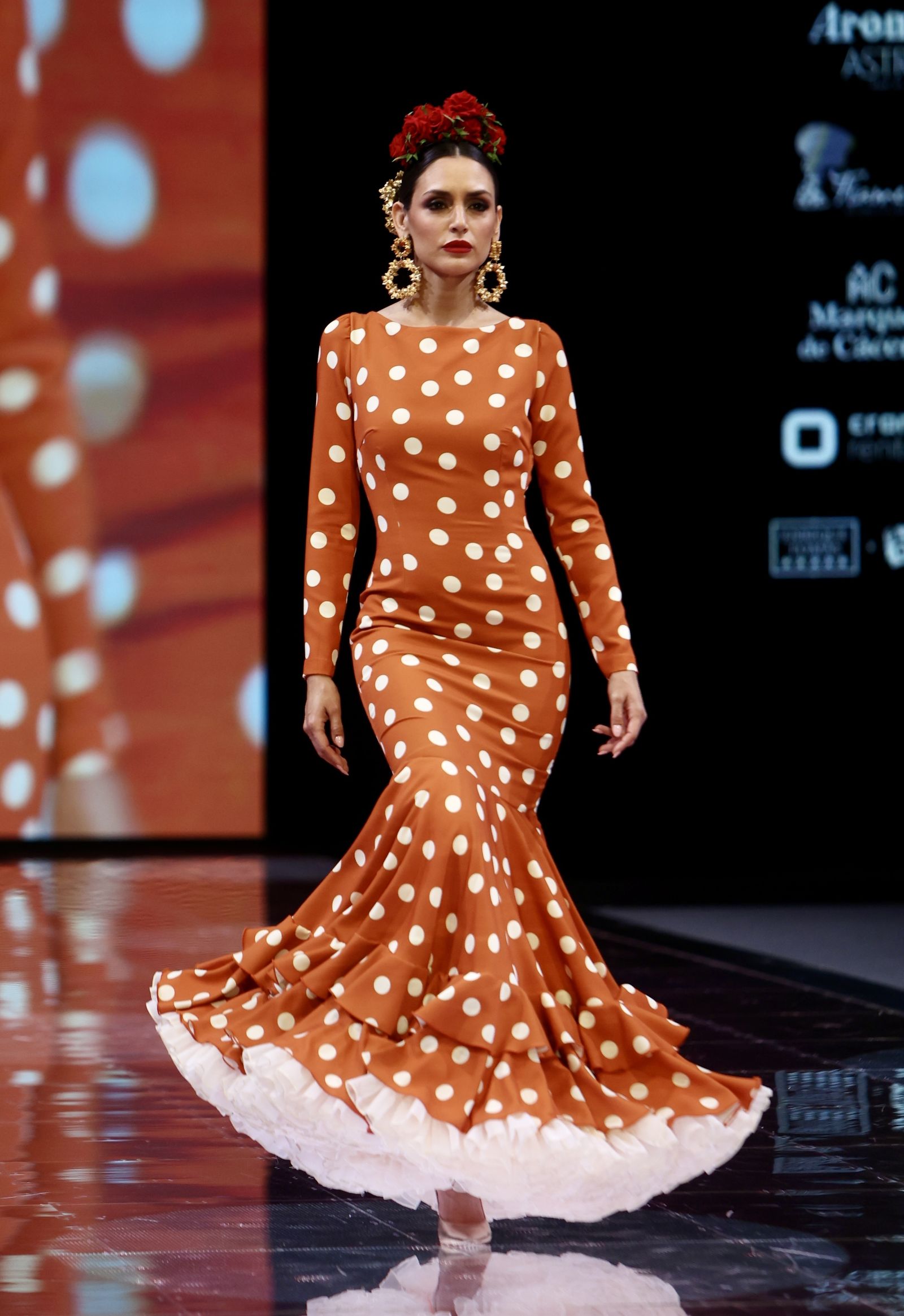 Desfile de Rosa Pedroche en SIMOF, todas las fotos