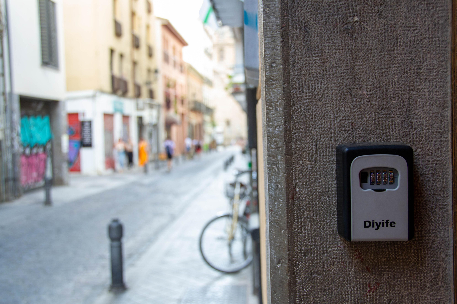 Un candado de una vivienda de uso turístico.